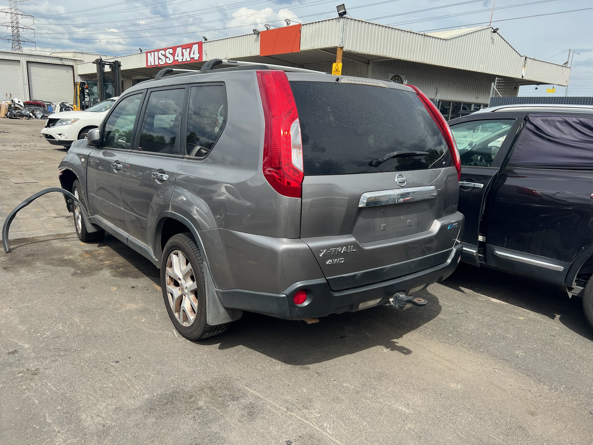 NISSAN X-TRAIL T31 QR25 4X4 AUTO GREY 2011 WRECKING