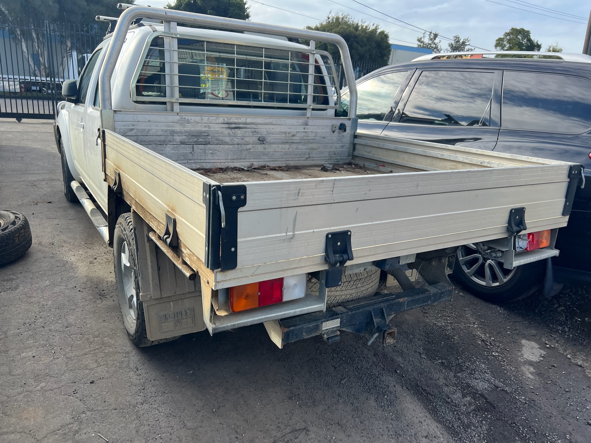 NISSAN NAVARA D40 MNT THAI BUILT YD25 DIESEL ALLOY TRAY WHITE WRECKING