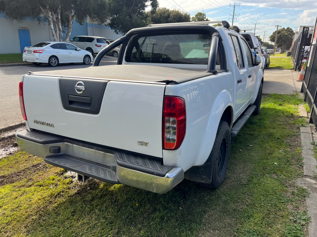 NISSAN NAVARA D40 VSK SPAIN YD25 DIESEL WHITE 2012 WRECKING