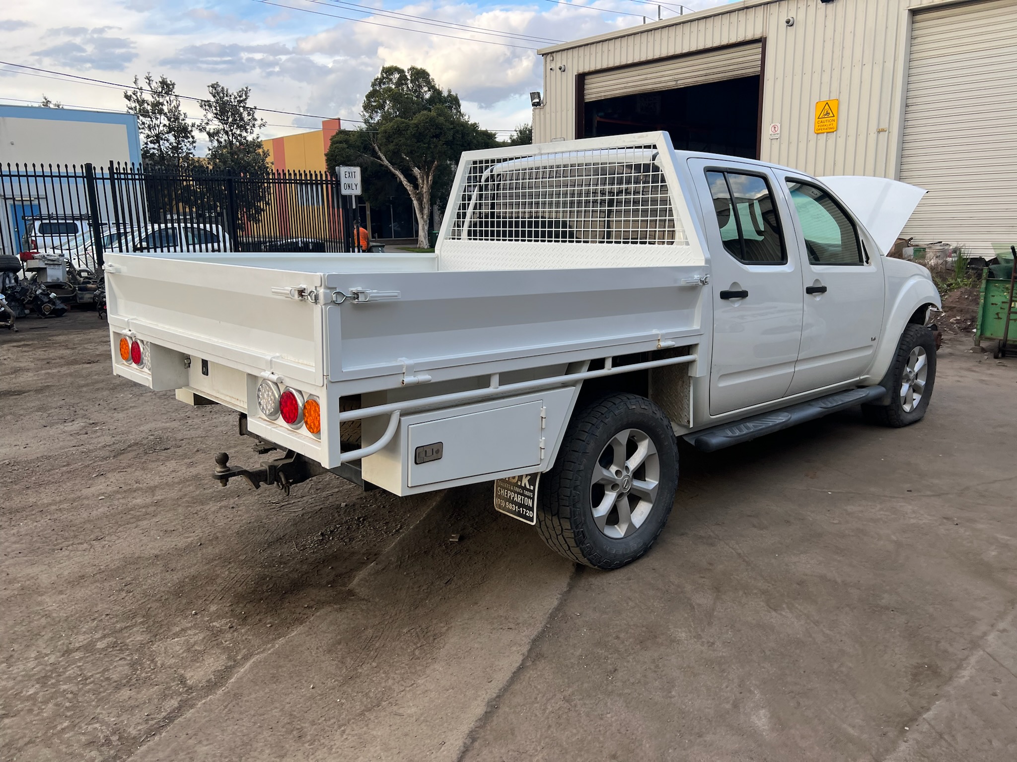 NISSAN NAVARA D40 VSK V9X V6 DIESEL WHITE STEEL TRAY 2012 WRECKING