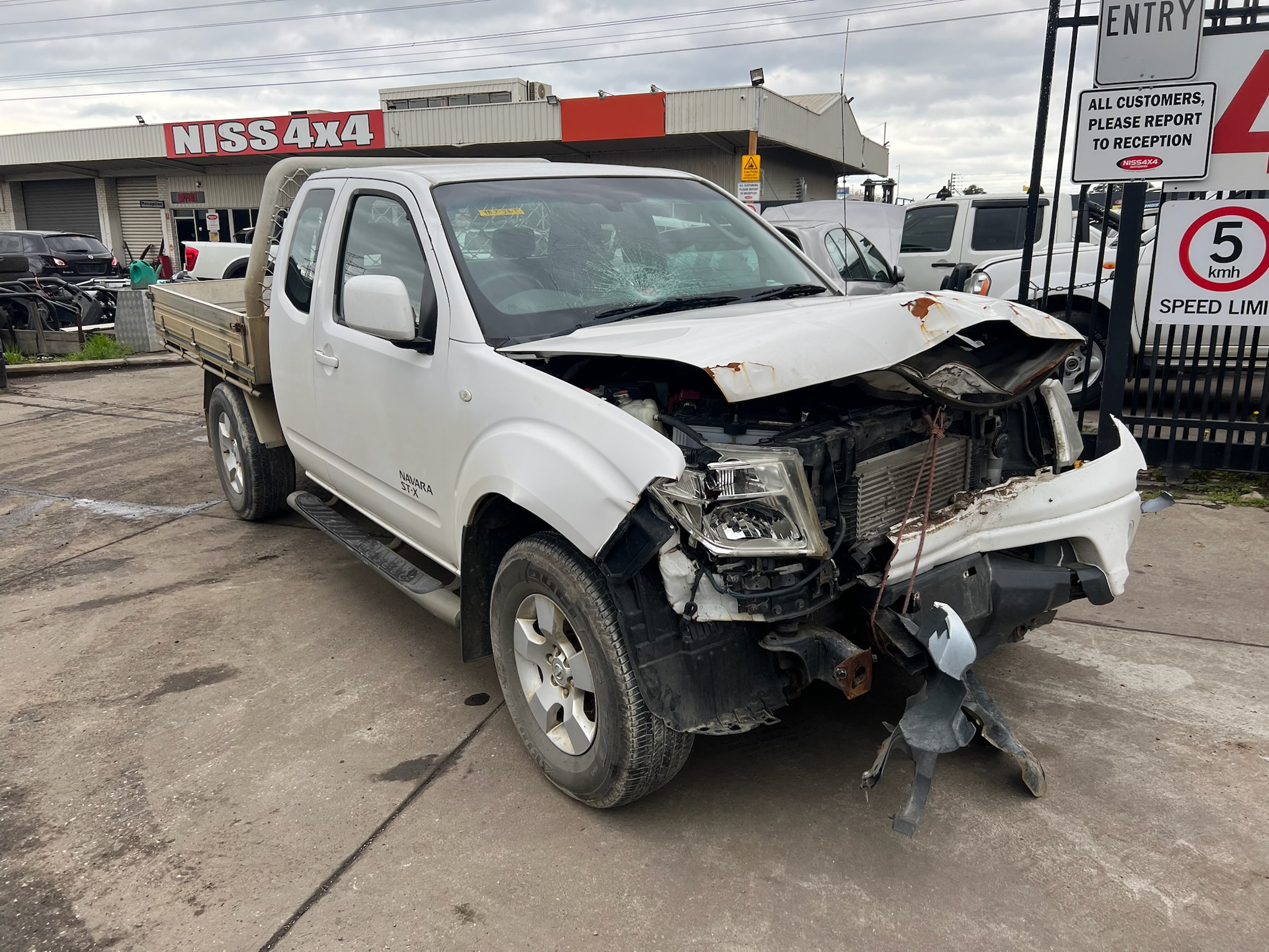 NISSAN NAVARA D40 MNT KING CAB YD25 DIESEL WHITE 2011 WRECKING