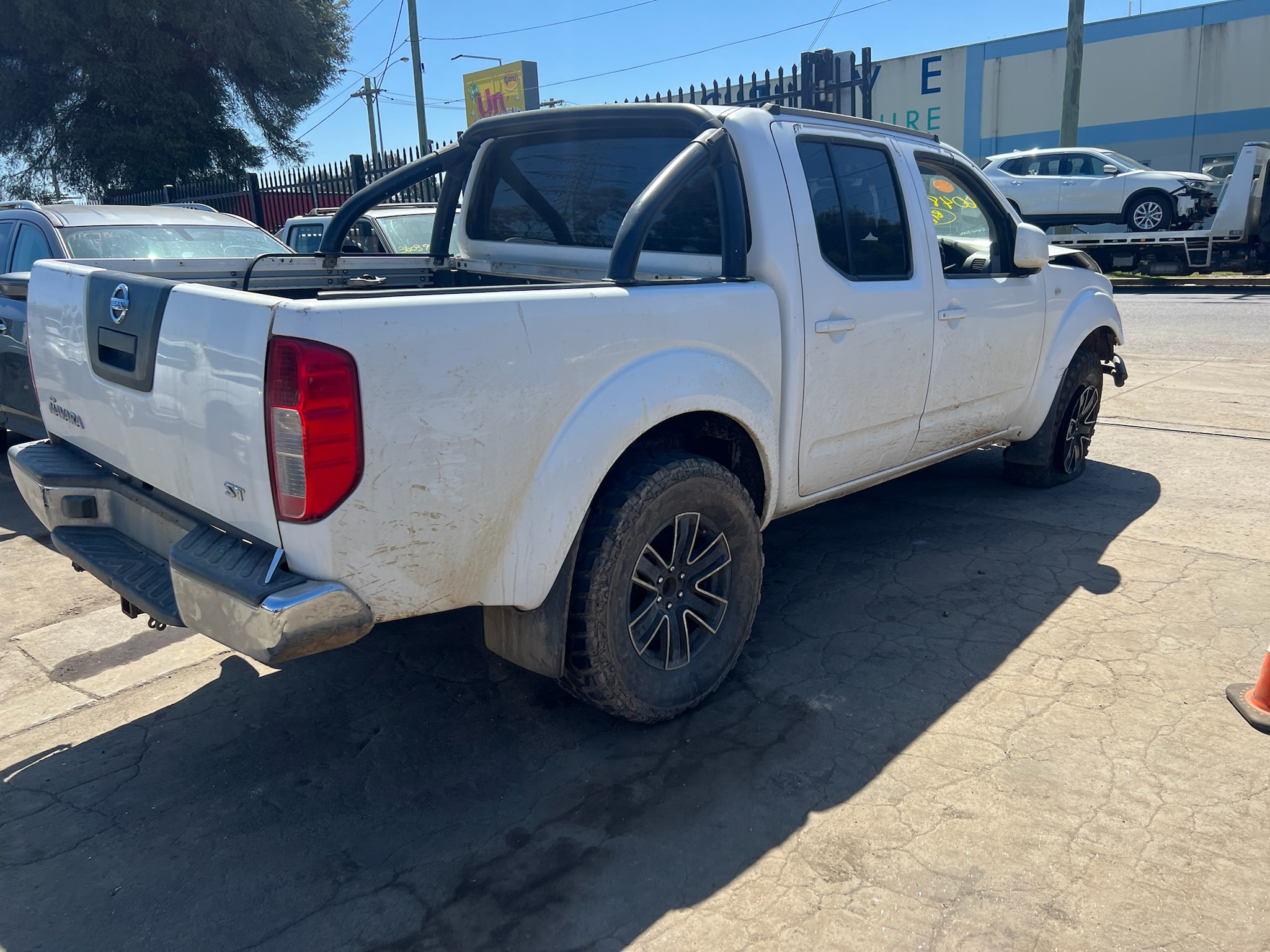 NISSAN NAVARA D40 MNT THAI YD25 DIESEL 4X4 WHITE 2011 WRECKING