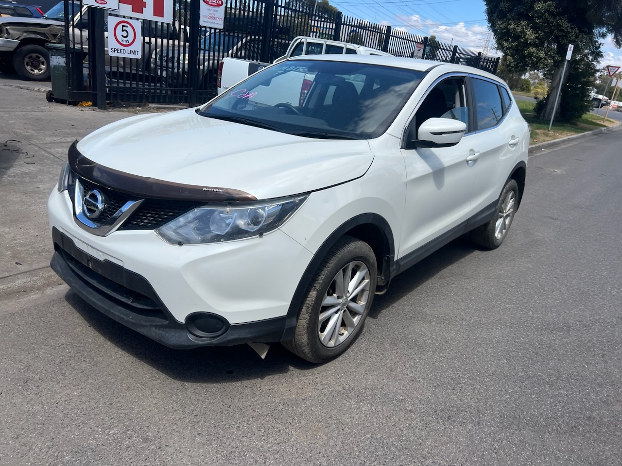 PARTS FOR SALE TO SUIT NISSAN QASHQAI J11 ST WHITE 2016 WRECKING / PARTING OUT / DISMANTLING.