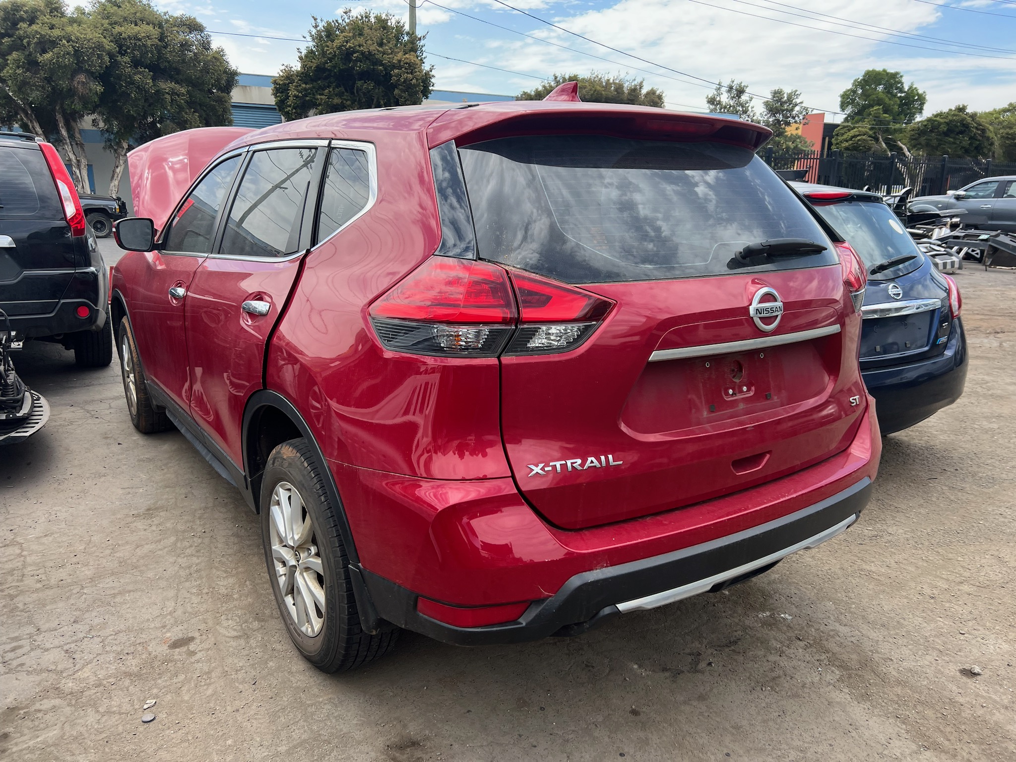 NISSAN X-TRAIL T32 ST 2WD QR25 RED 2019 SERIES 2 RED WRECKING