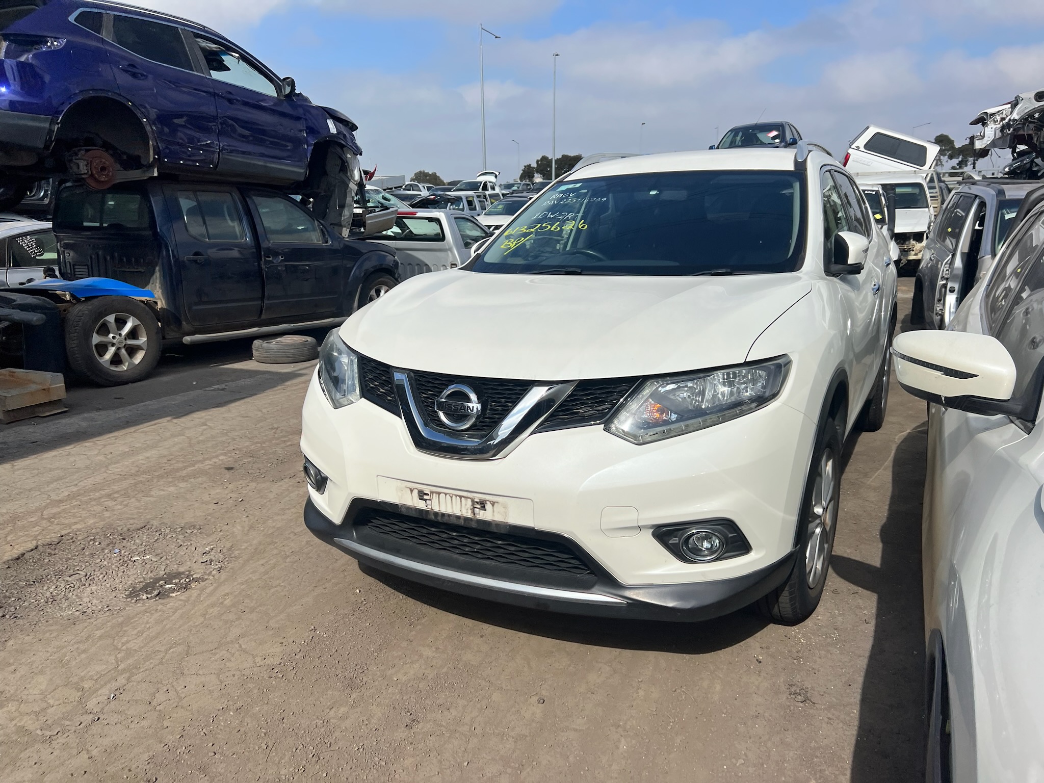 PARTING OUT NISSAN X-TRAIL T32 QR25 PETROL AUTO WHITE 2016 WRECKING / PARTS FOR SALE