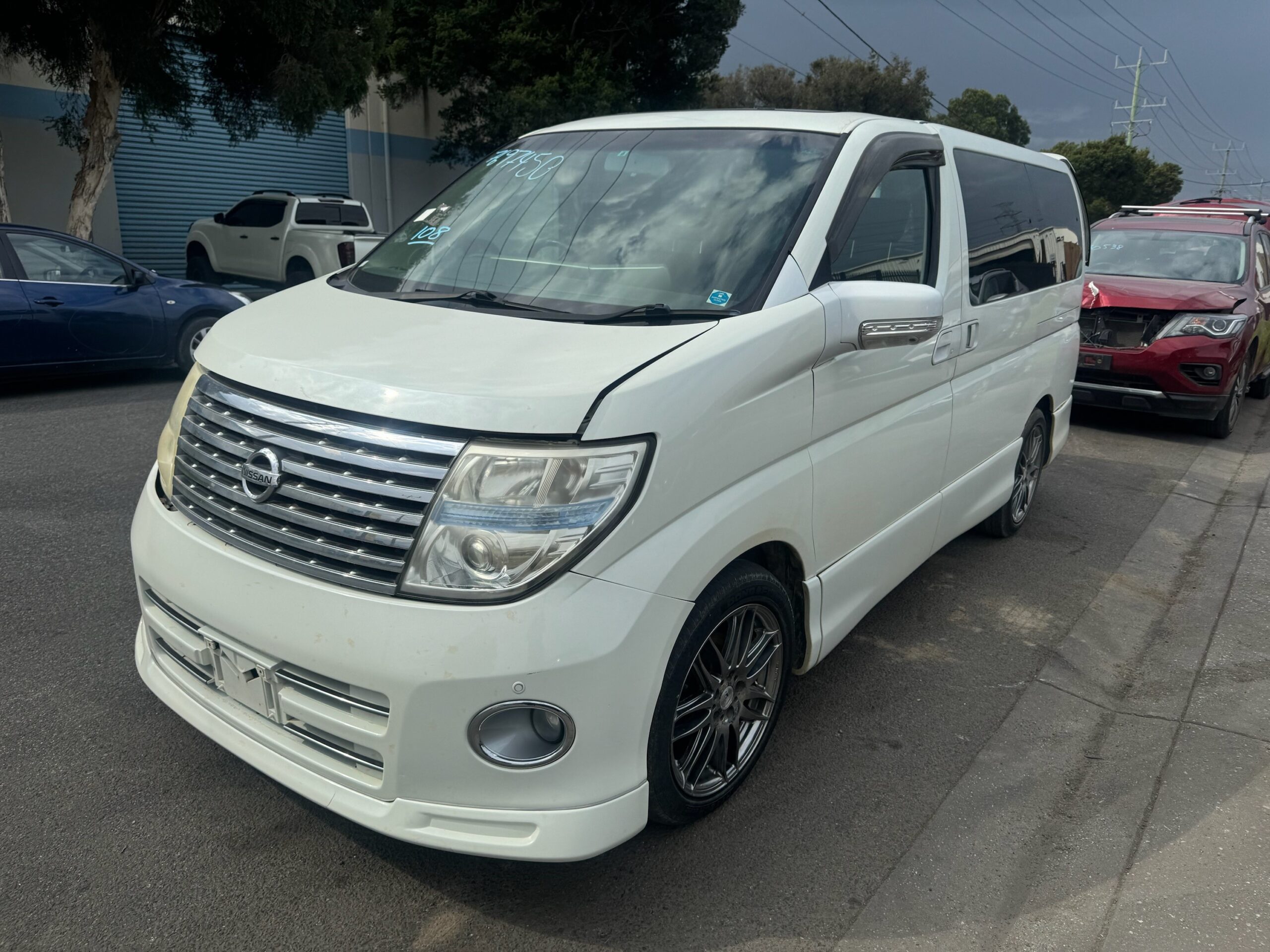 NISSAN ELGRAND E51 VQ35 AUTO WHITE WRECKING