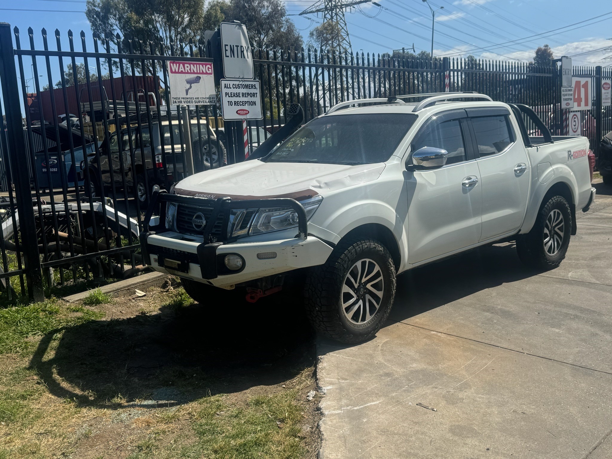 NISSAN NAVARA D23 NP300 WHITE WRECKING / PARTS ONLY