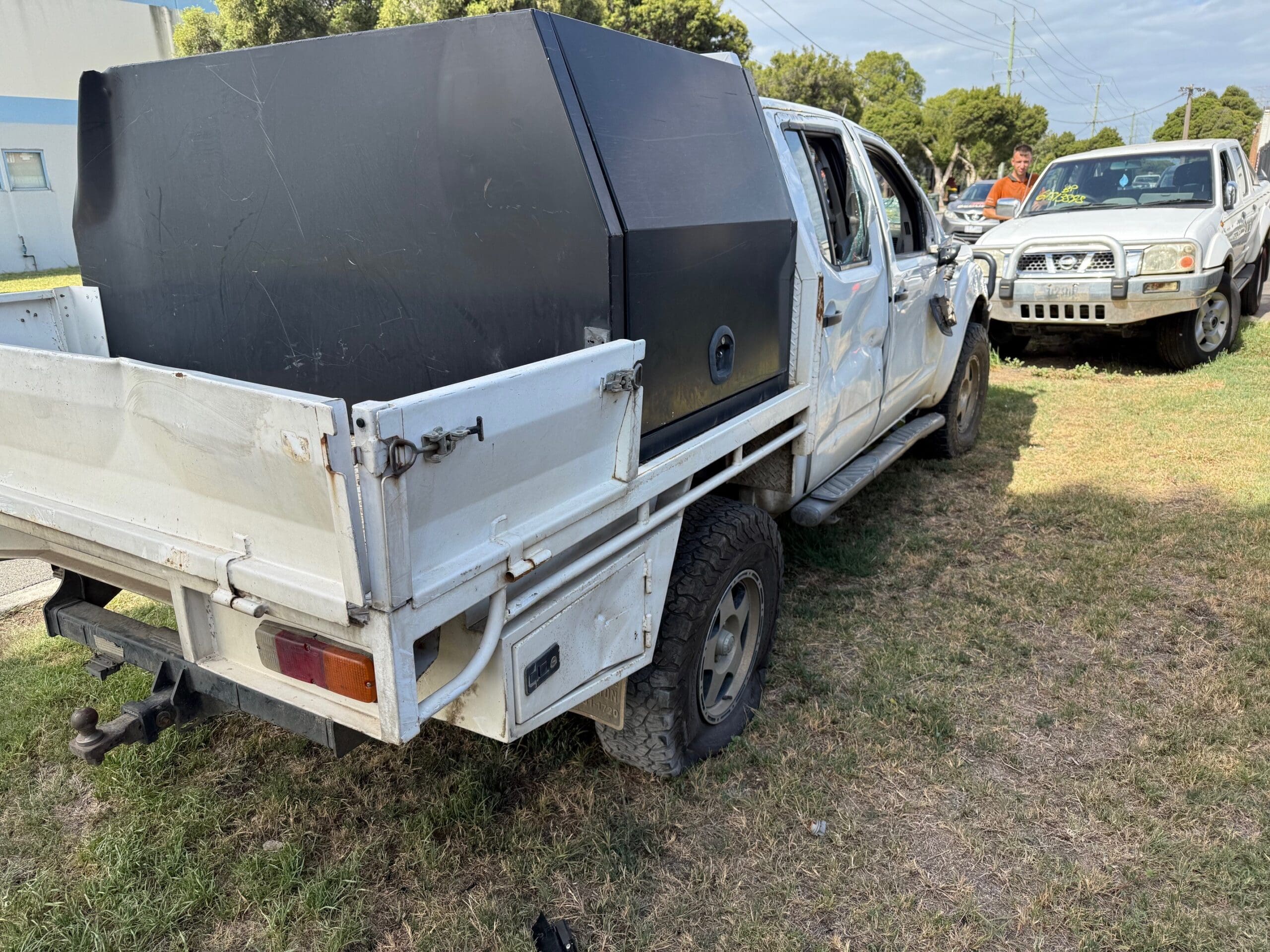 NISSAN NAVARA D40 WHITE WRECKING