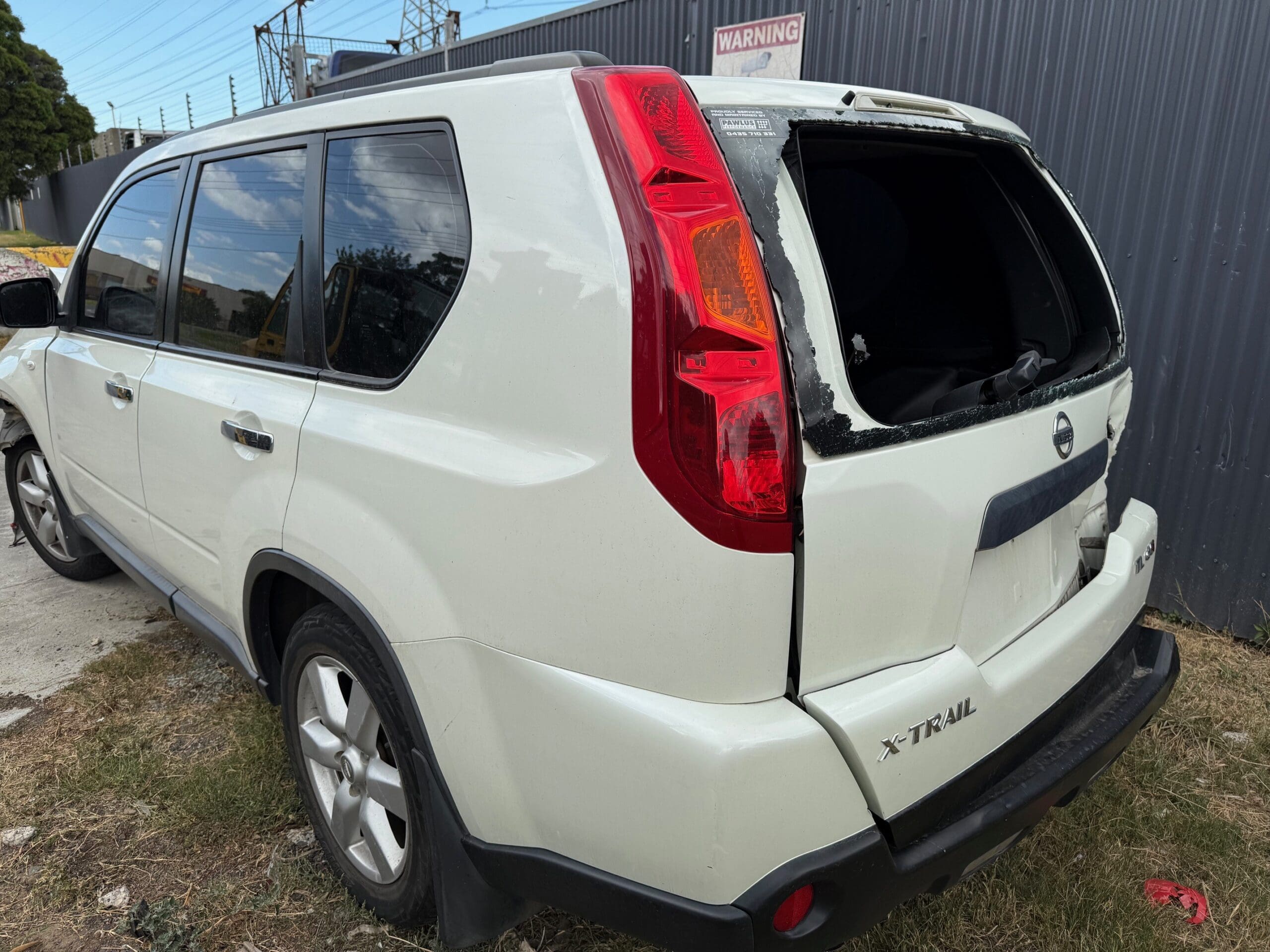 NISSAN X-TRAIL T31 WHITE WRECKING ALL PARTS