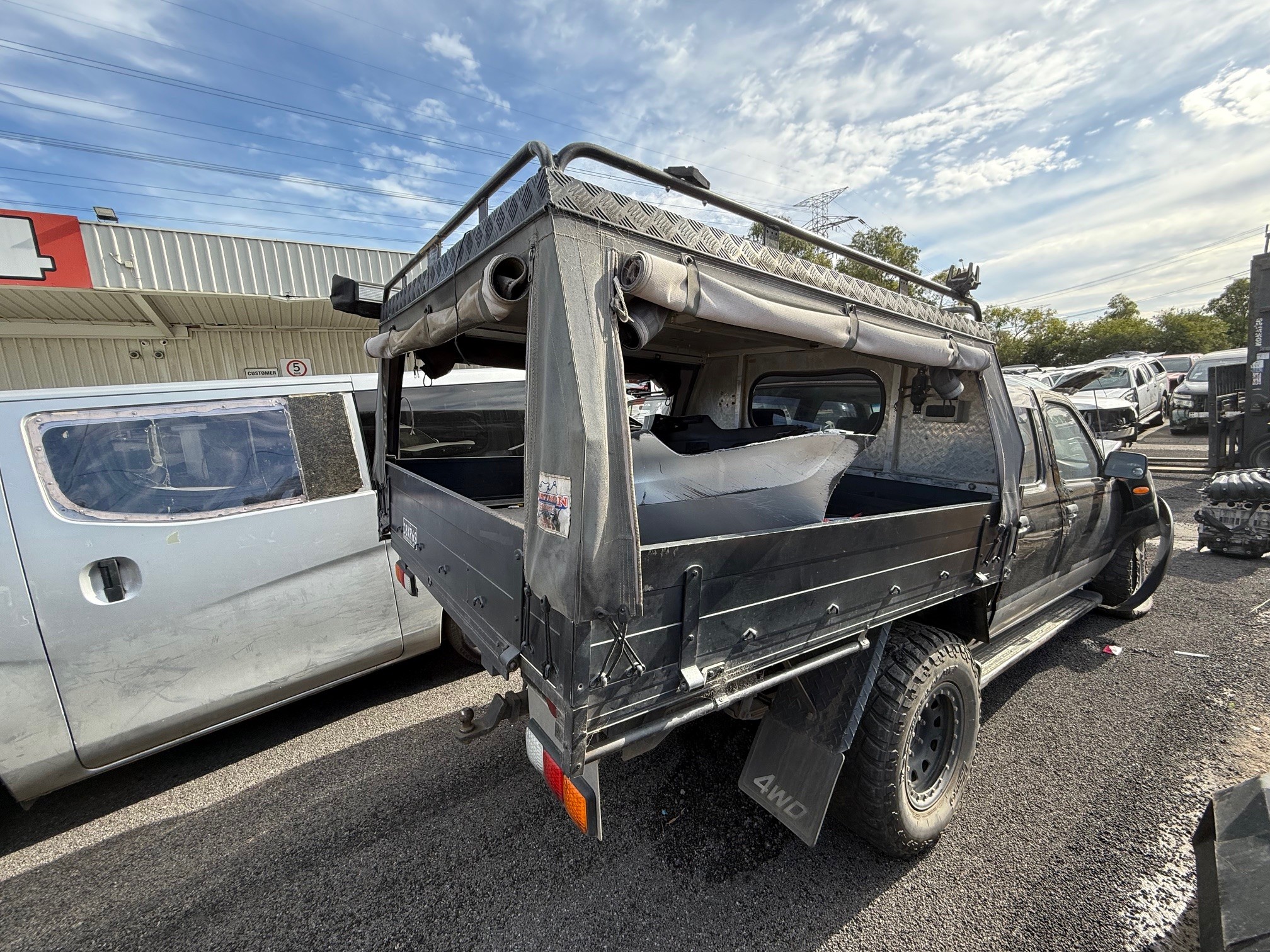 NISSSAN NAVARA D22 ST-R 4X4 ZD30 DIESEL BLACK ON SILVER WRECKING