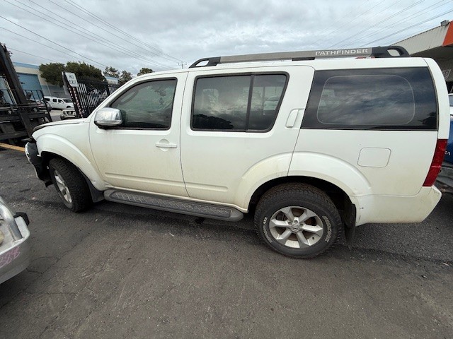 NISSAN PATHFINDER R51 ST-L YD25 DIESEL WHITE WRECKING