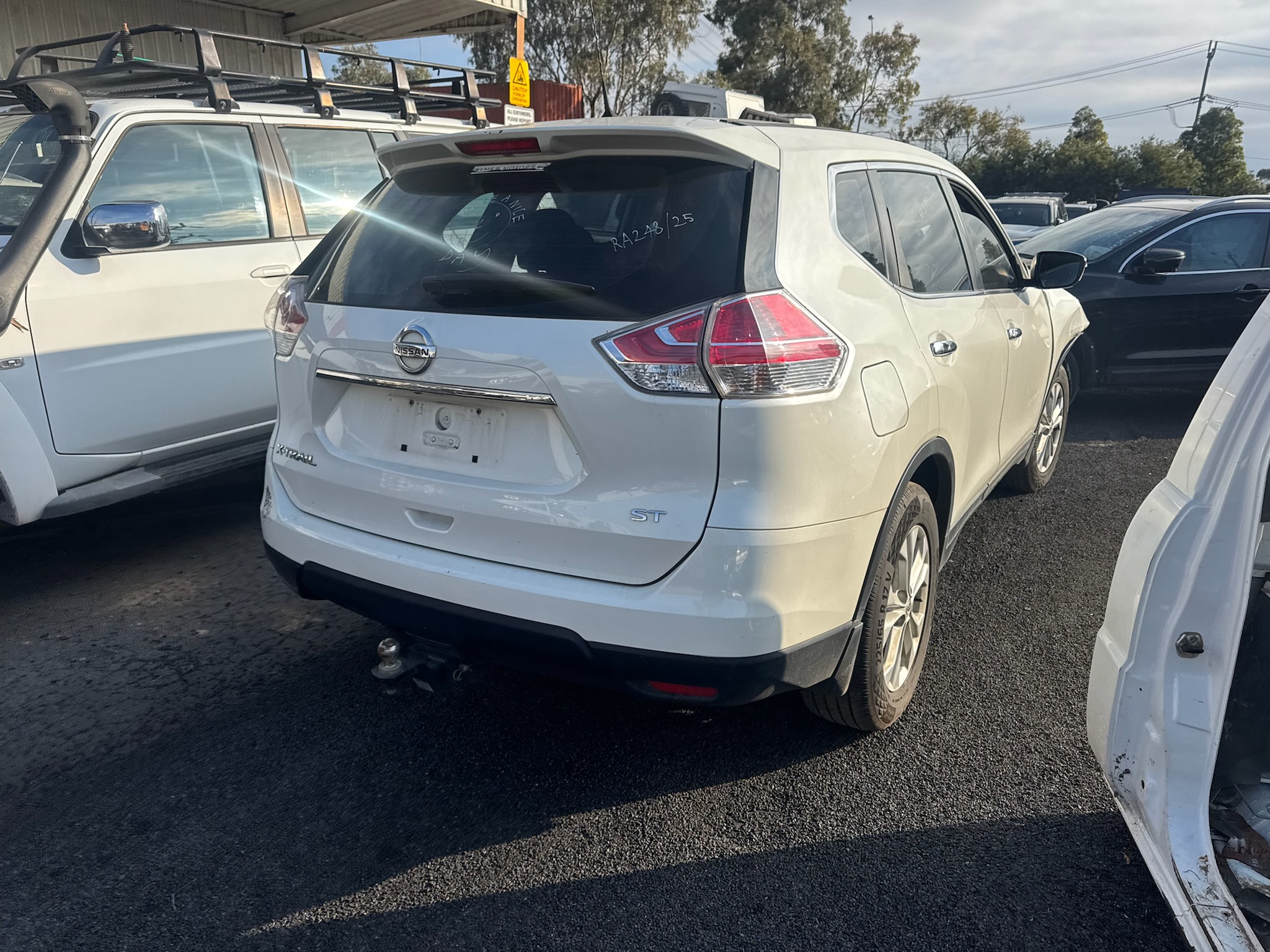 NISSAN X-TRAIL T32 ST QR25 AUTO WHITE WRECKING