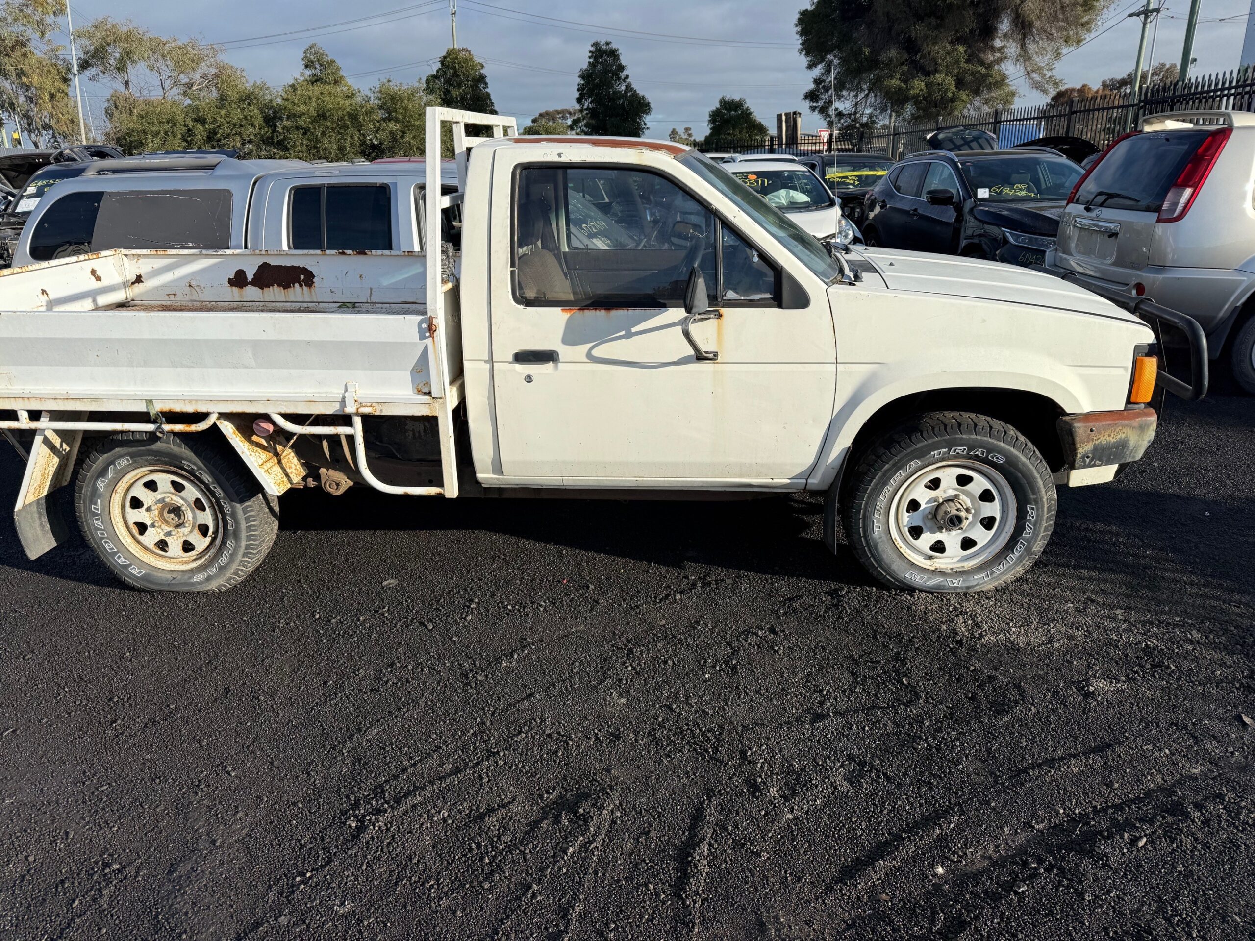 NISSAN NVARA D21 4X4 SINGLE CAB STEEL TRAY WHITE WRECKING