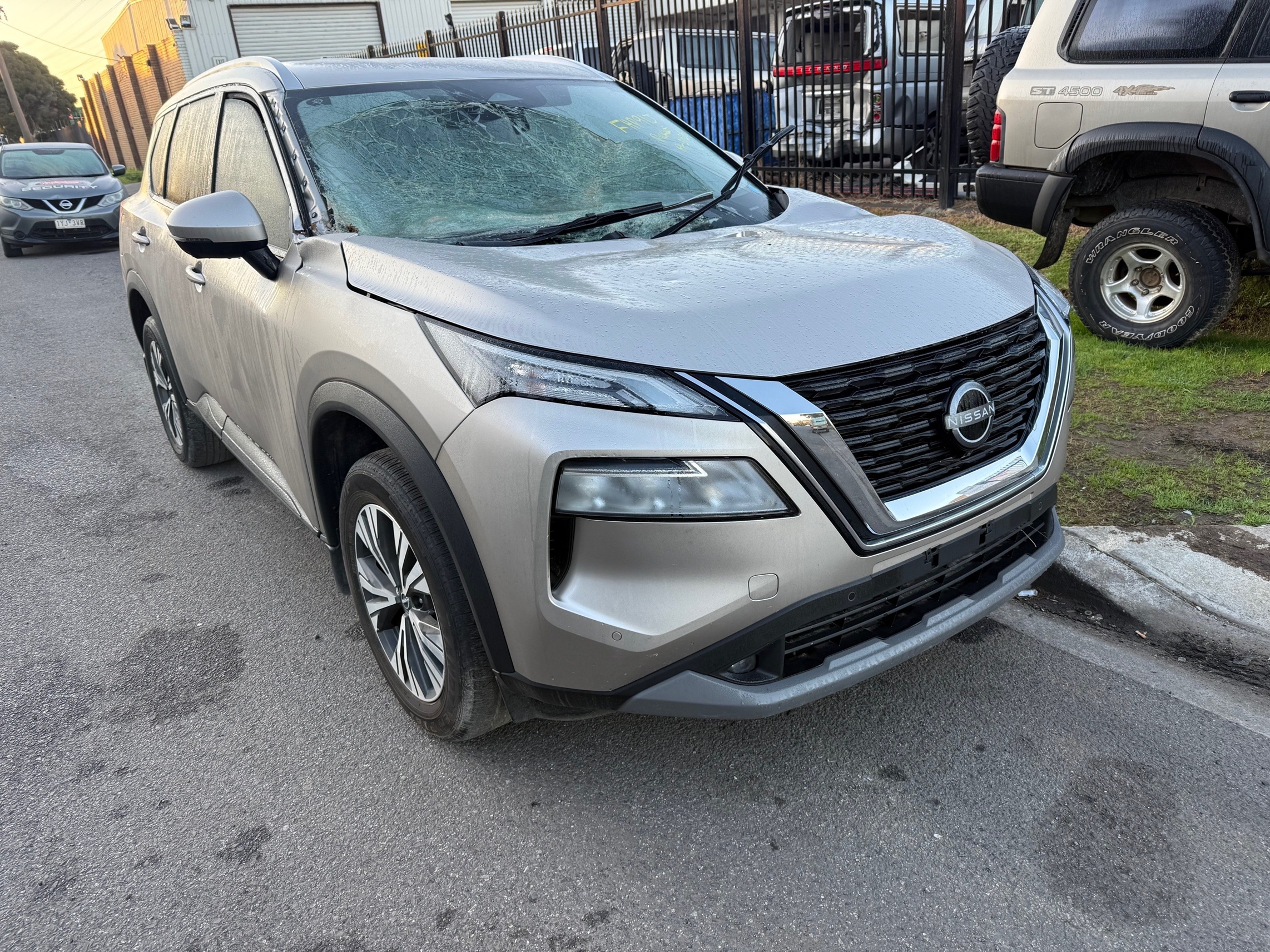 NISSAN X-TRAIL T33 2.5 PETROL AUTO SILVER WRECKING