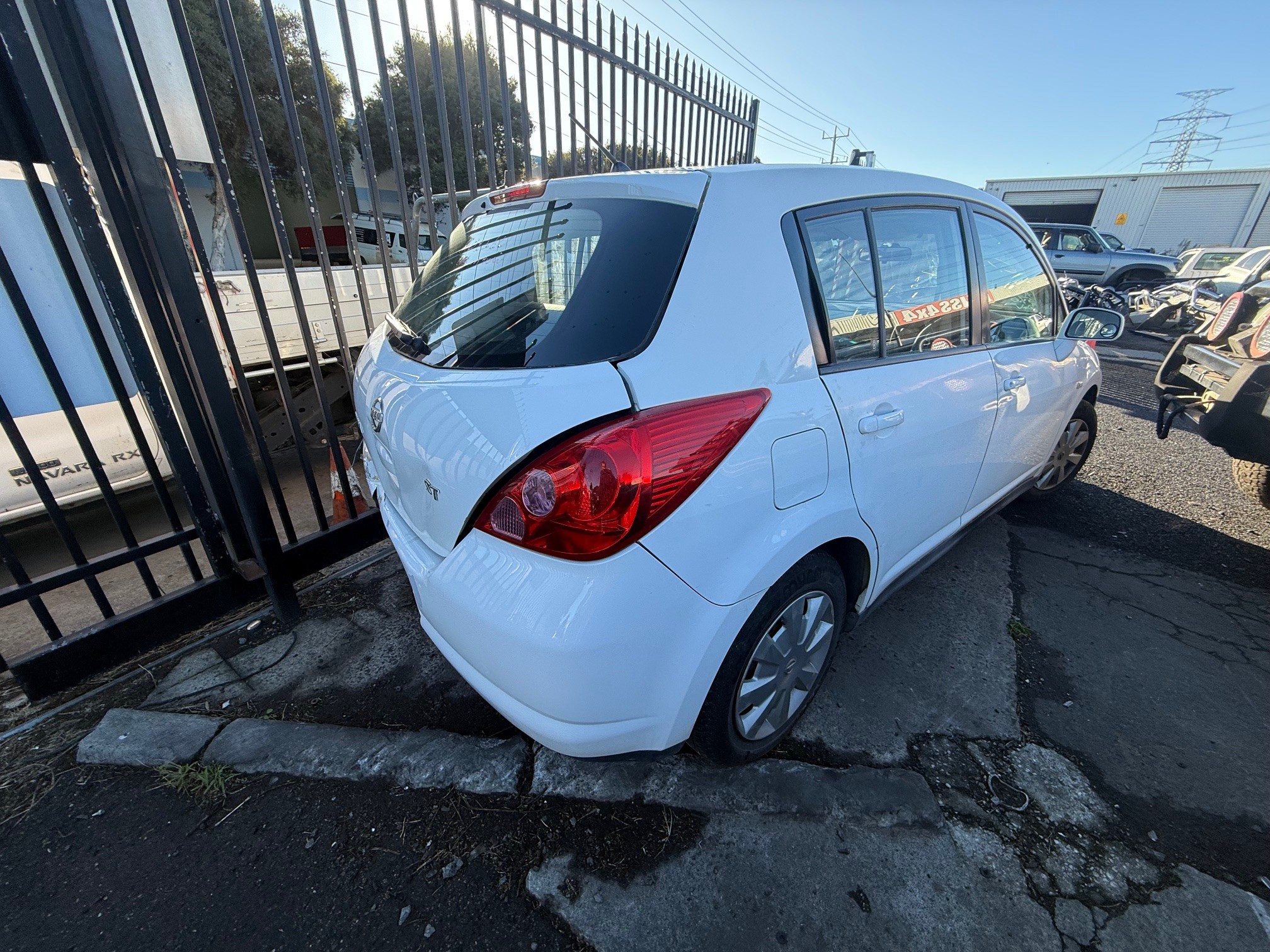 NISSAN TIIDA C11 HATCH WHITE 1.8 AUTO WRECKING