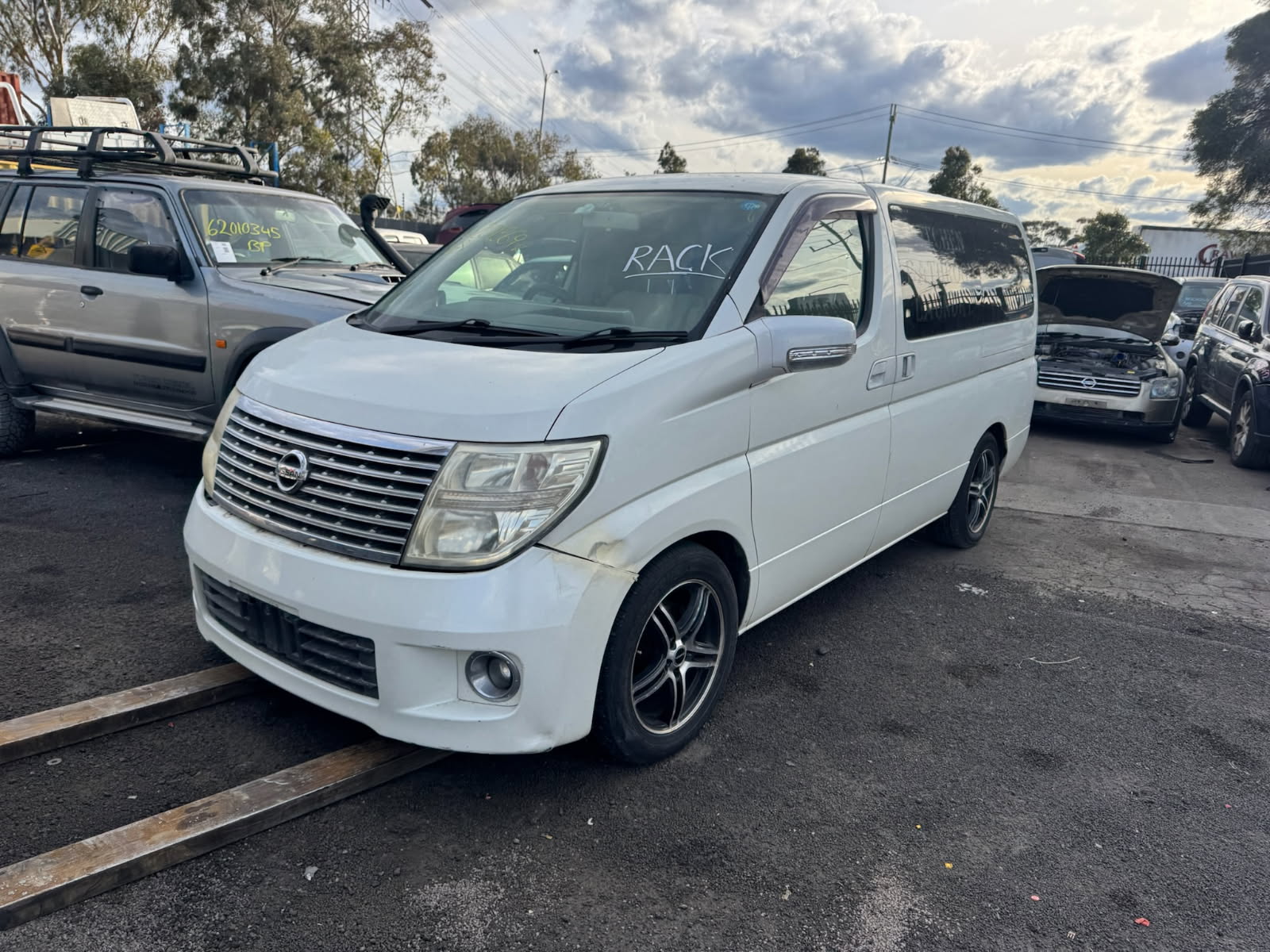 NISSAN ELGRAND E51 VQ35 AUTO WHITE WRECKING