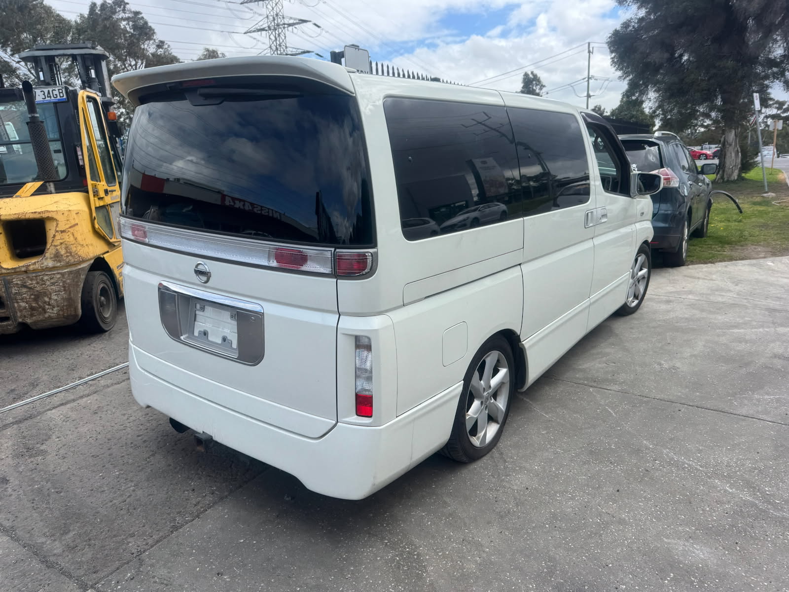 NISSAN ELGRAND E51 VQ35 WHITE WRECKING