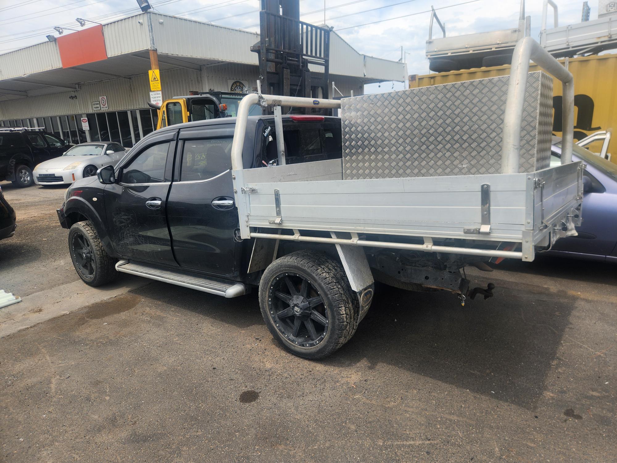 NISSAN NAVARA D23 NP300 YS23 DIESEL DUALCAB TRAY WRECKING