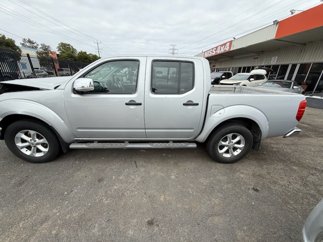 NISSAN NAVARA D40 DUALCAB 4X4 SILVER WRECKING