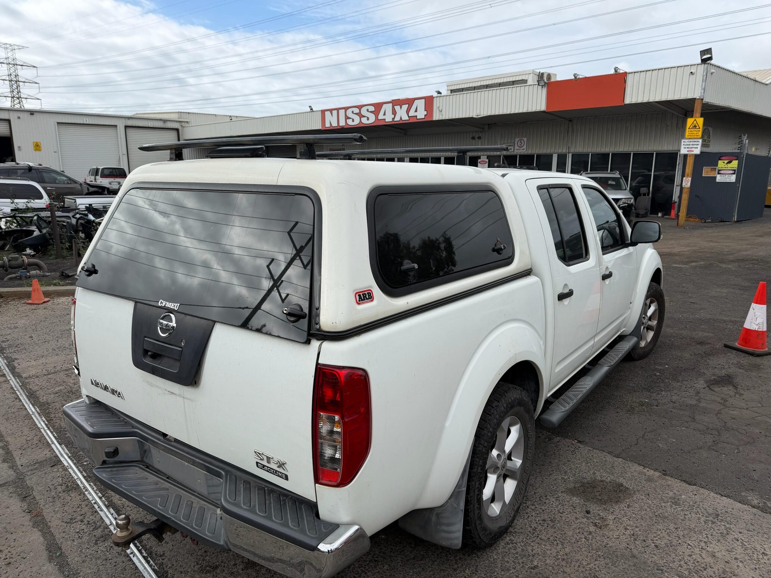 NISSAN NAVARA D40 VSK SPAIN V6 DIESEL V9X WHITE CANOPY WRECKING