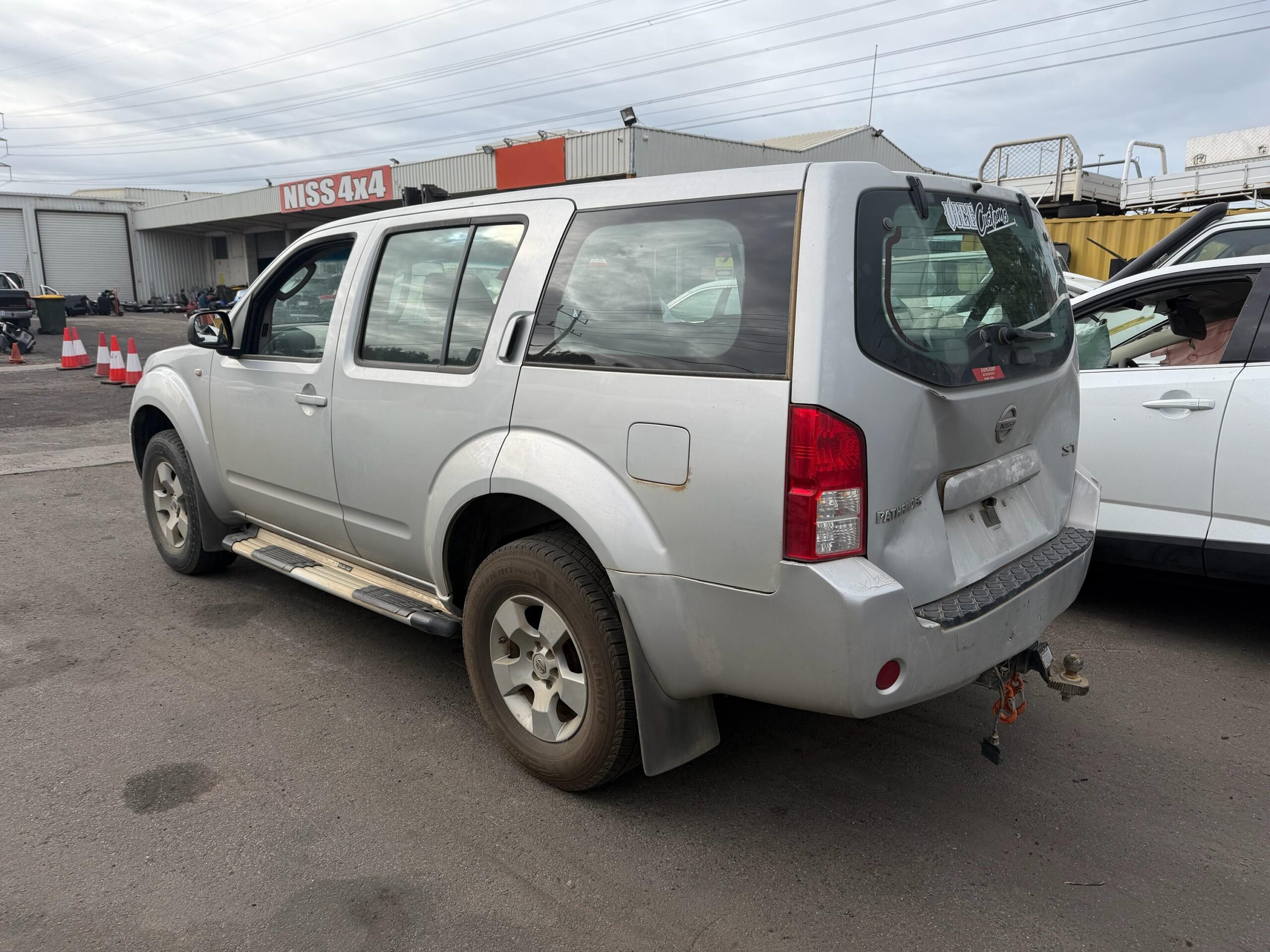 NISSAN PATHFINDER R51 ST DIESEL YD25 SILVER WRECKING