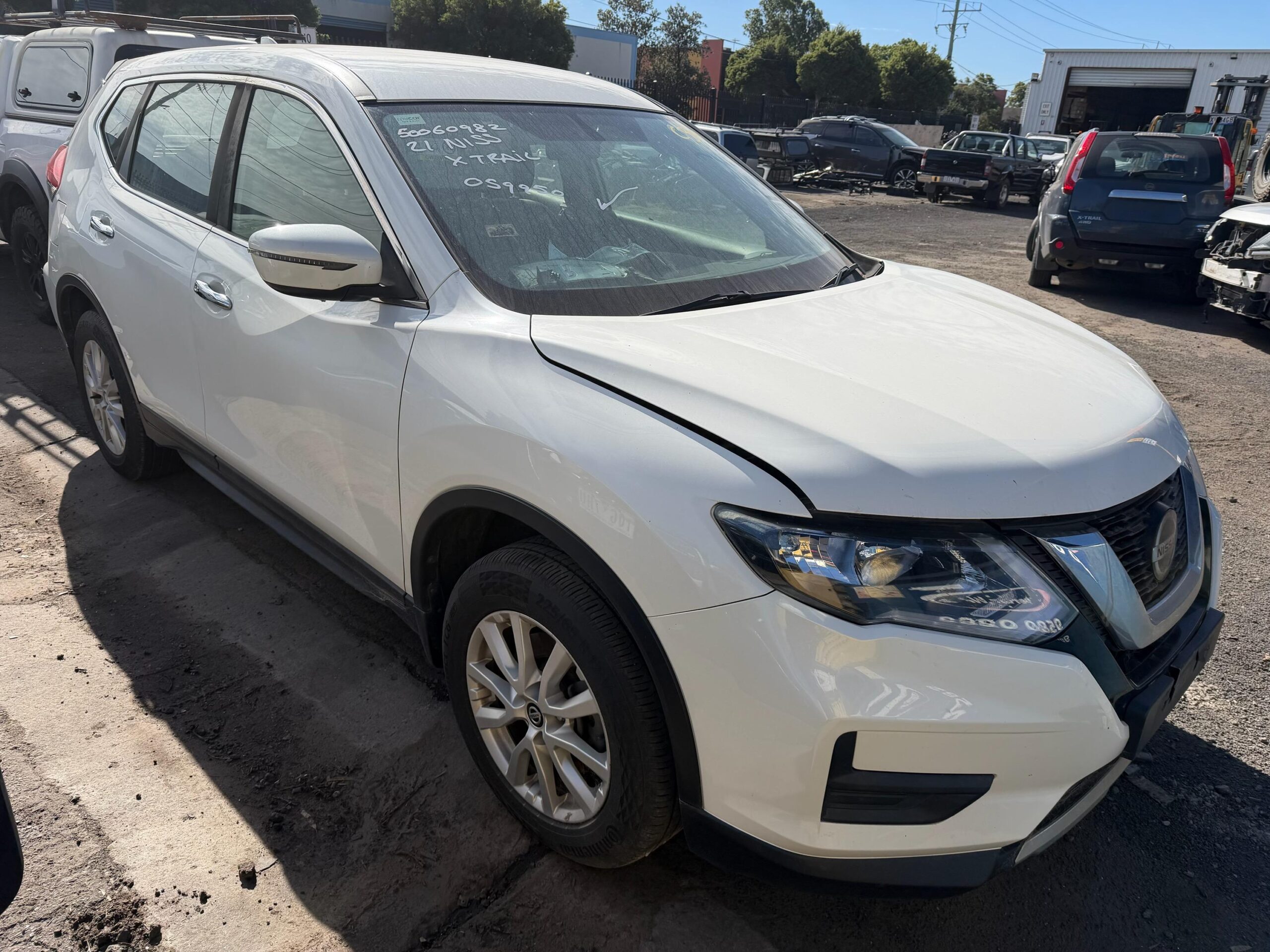 NISSAN X-TRAIL T32 S2 QR25 AUTO WHITE WRECKING