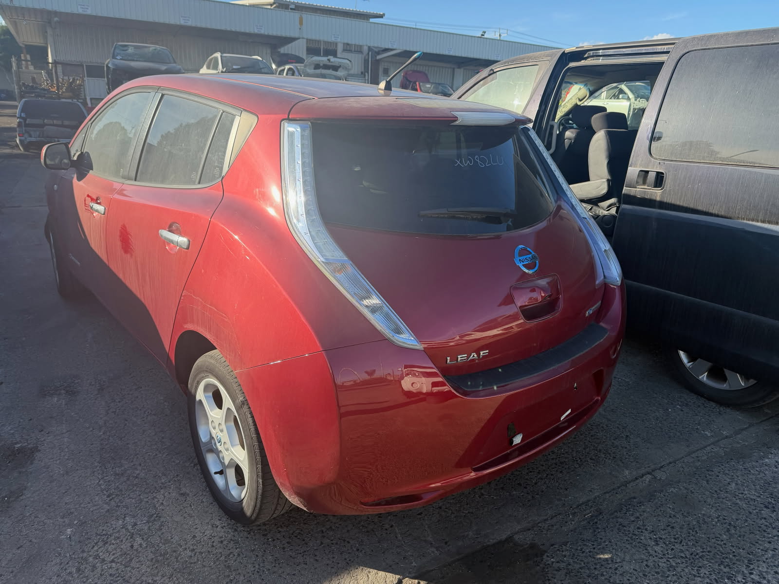 NISSAN LEAF ZE0 ELECTRIC VEHCILE  RED WRECKING