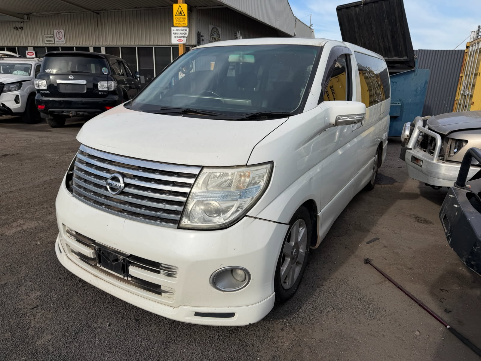 NISSAN ELGRAND E51 HIGHWAY STAR VQ35 AUTO WHITE 2005 WRECKING