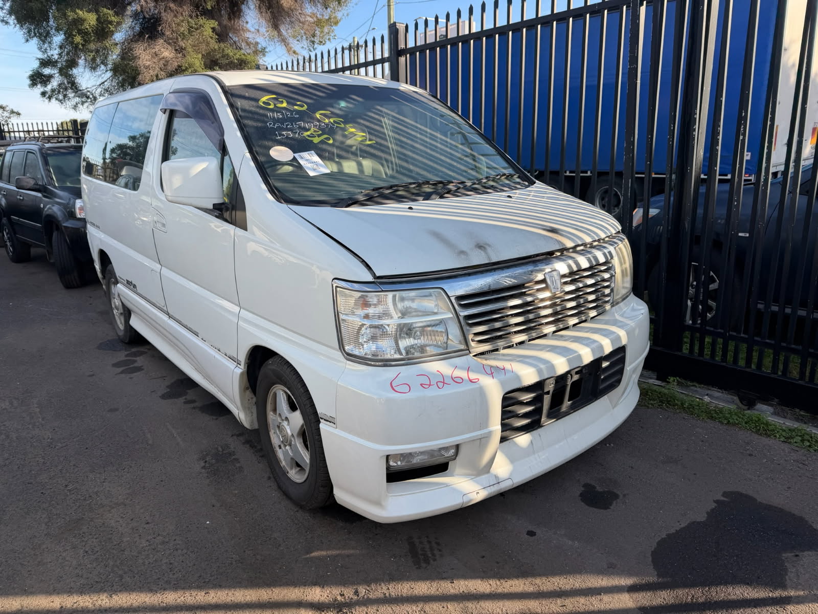 NISSAN ELGRAND E50 HIGHWAY STAR VQ35 AUTO 2001 WHITE WRECKING