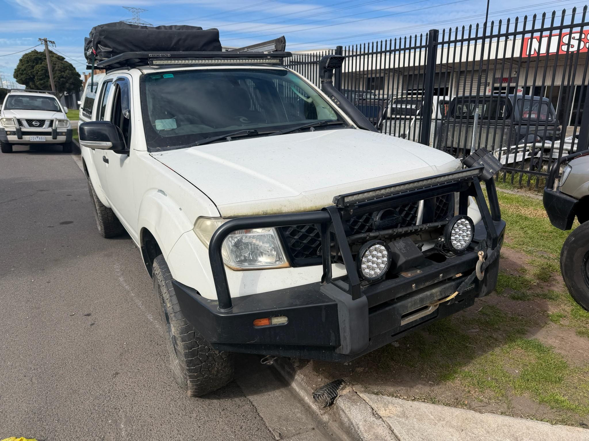 NISSAN NAVARA D40 ST-X YD25 DIESEL WHITE WRECKING