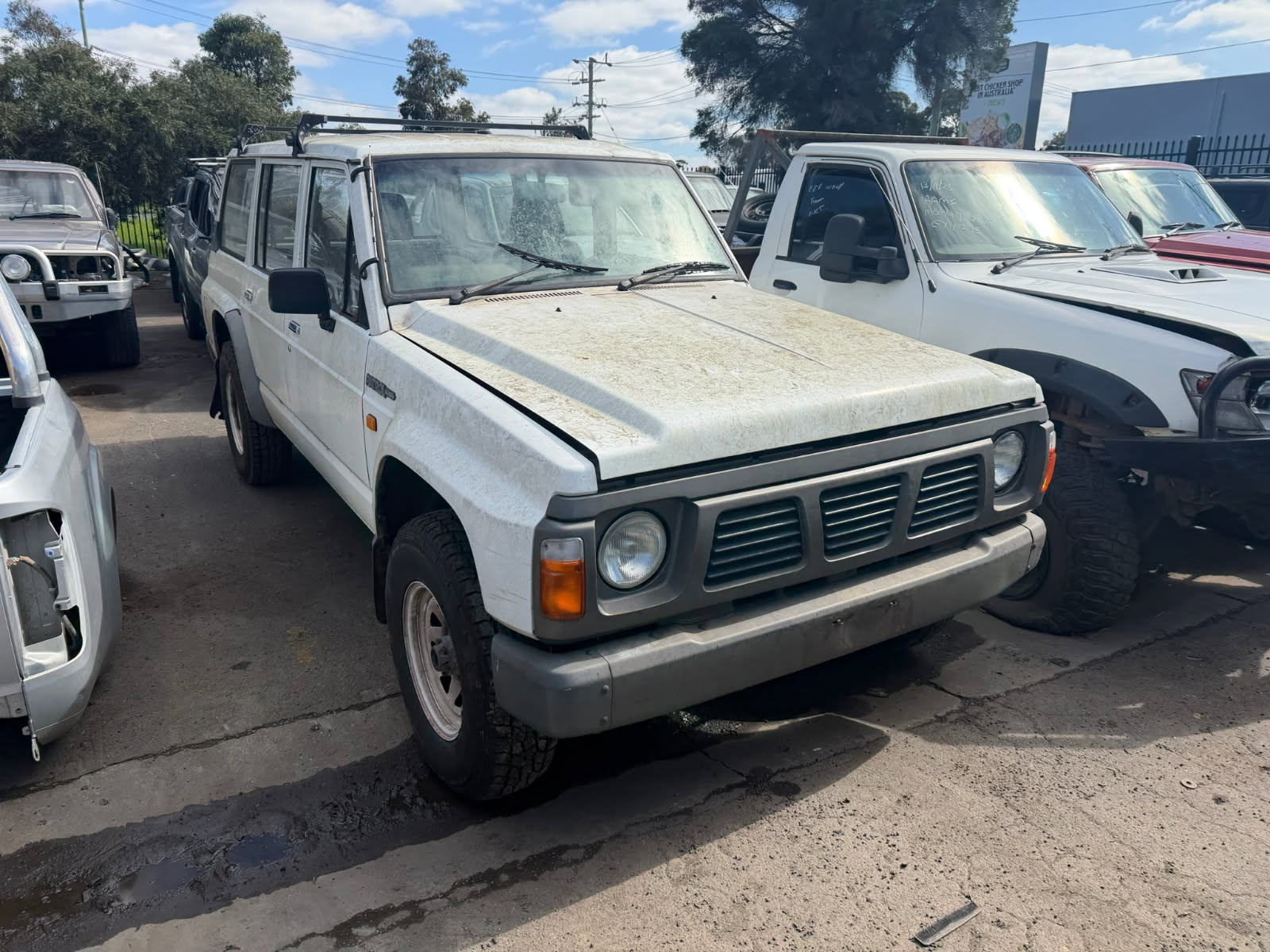 NISSAN PATROL Y60 GQ WAGON TD42 DIESEL WHITE WRECKING