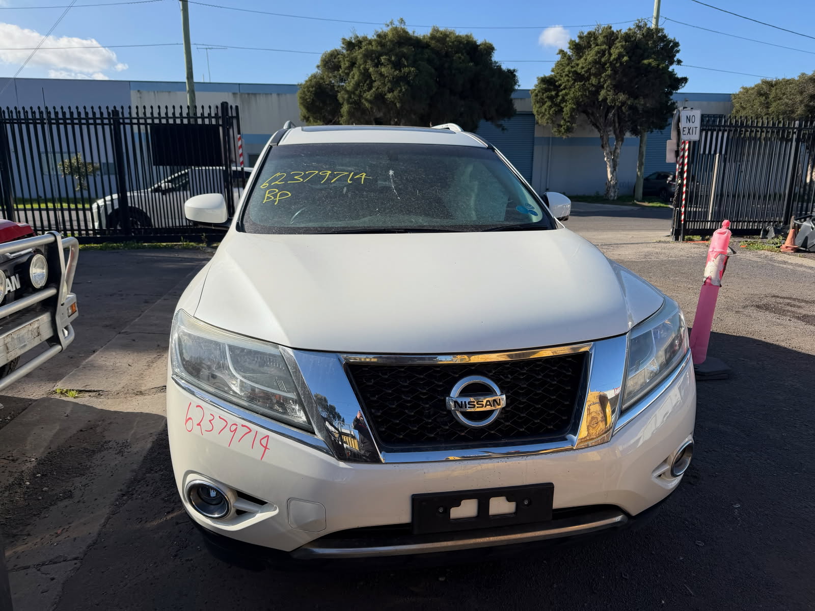 NISSAN PATHFINDER R52 ST-L V6 WHITE WRECKING