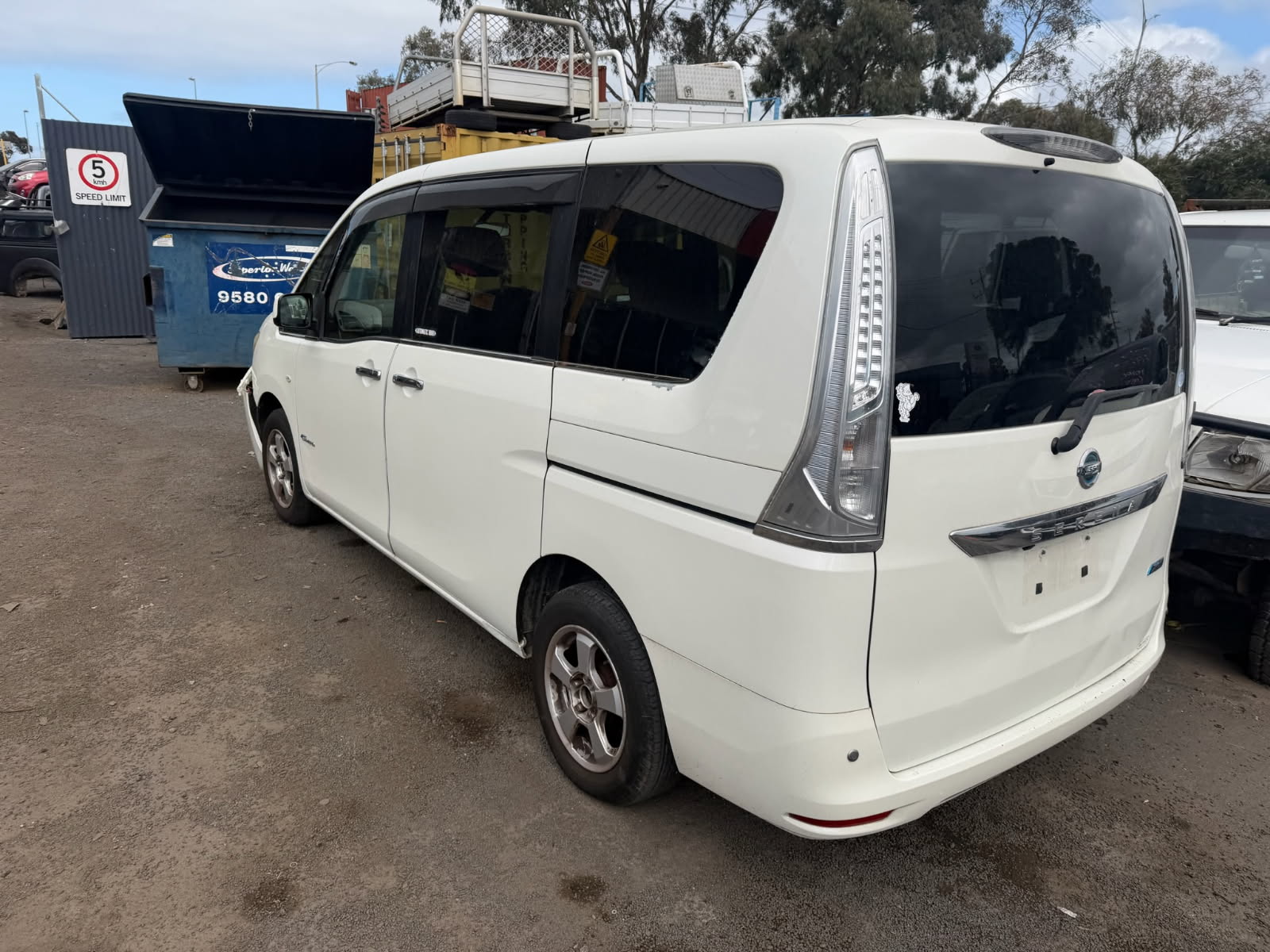 NISSAN SERENA C26 MR20 HYBRID WHITE WRECKING