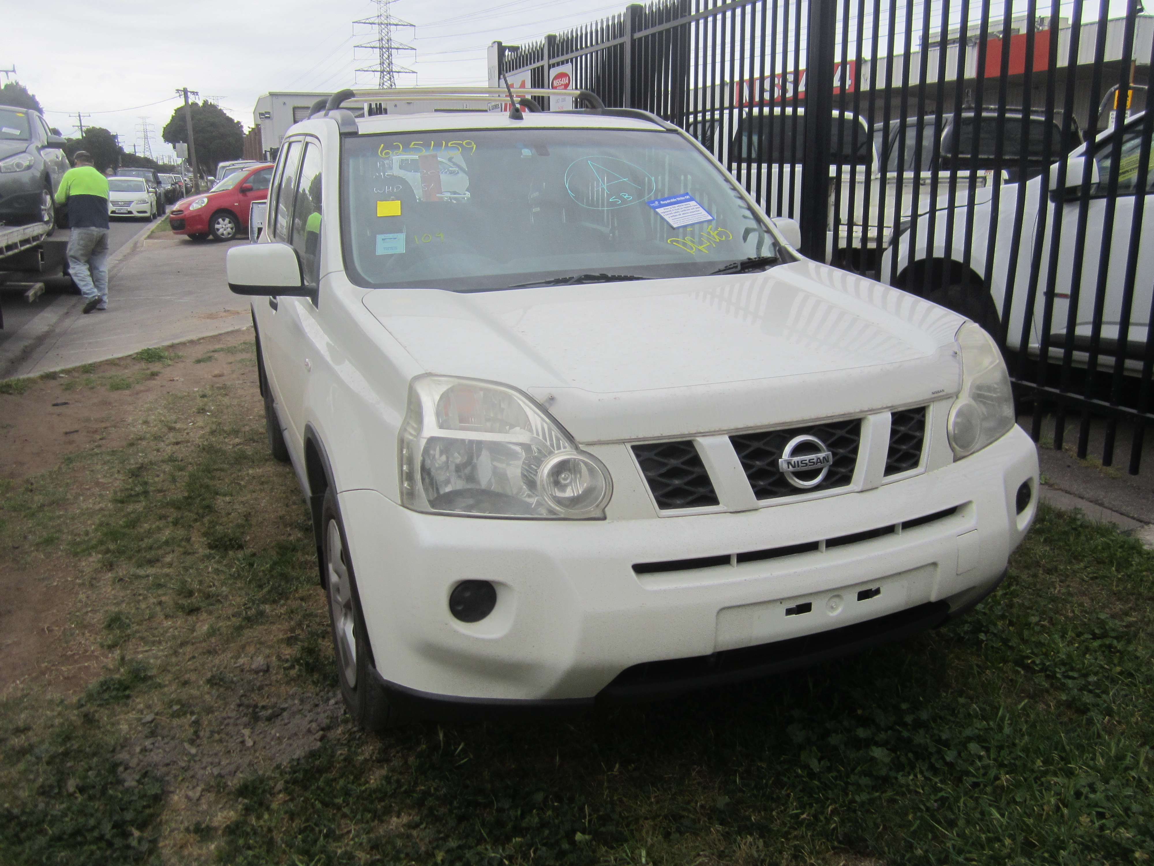 NISSAN X-TRAIL T31 QR25 PETROL 4X4 WHITE 2008 WRECKING