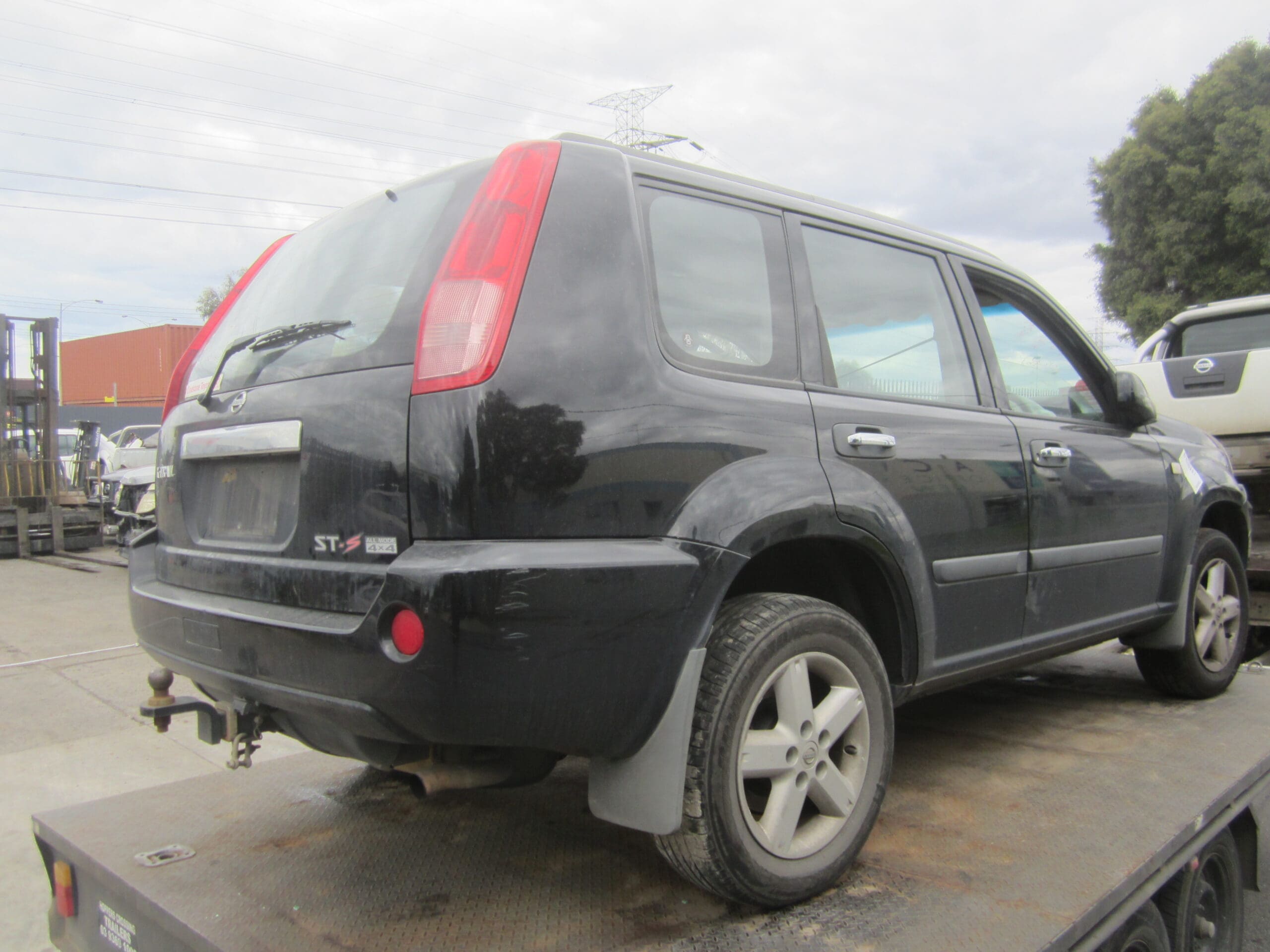 NISSAN X-TRAIL T30 QR25 4X4 BLACK 2004 WRECKING