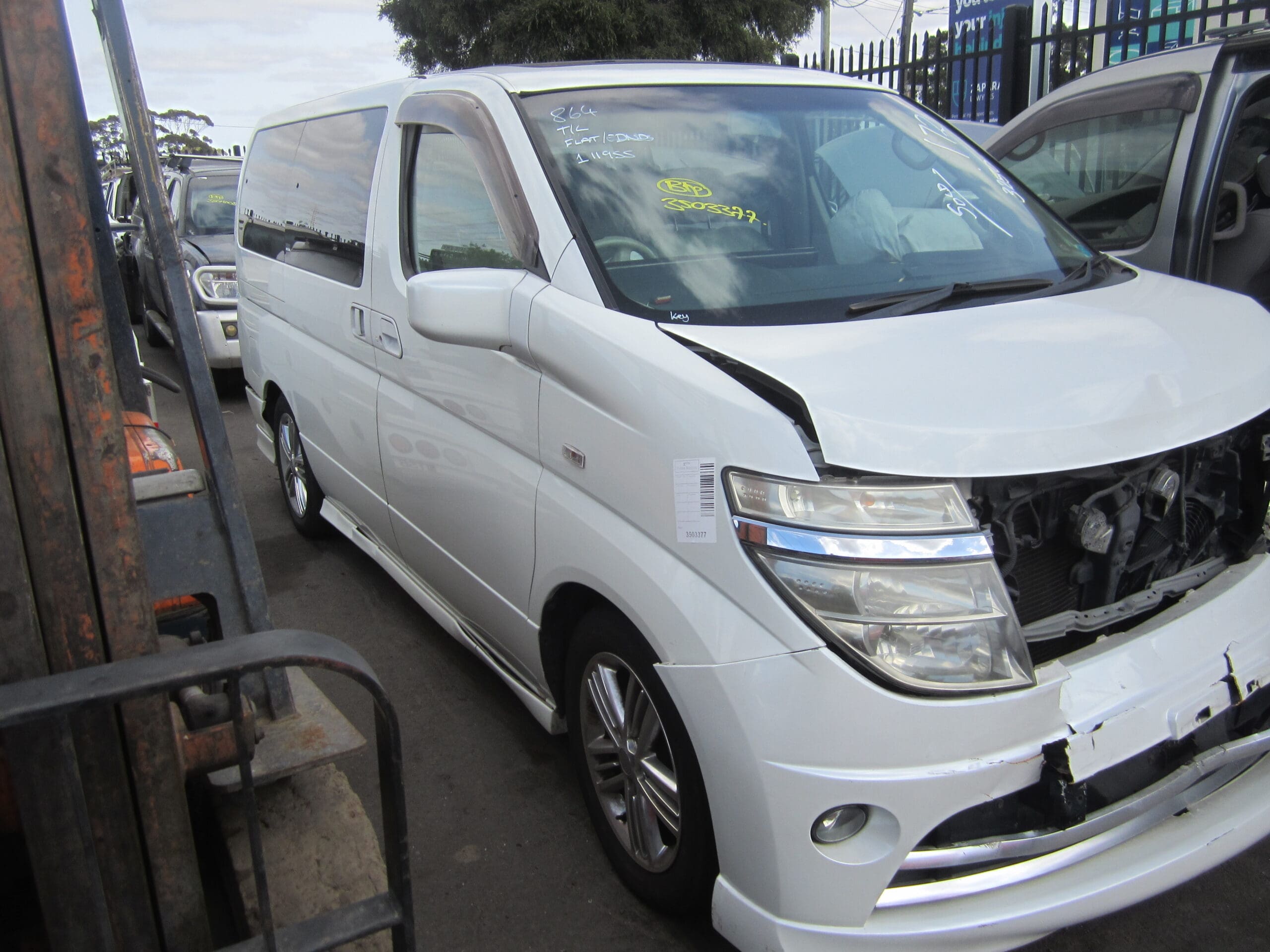 NISSAN ELGRAND E51 VAN V6 PETROL VQ35 2WD WHITE 2005 WRECKING