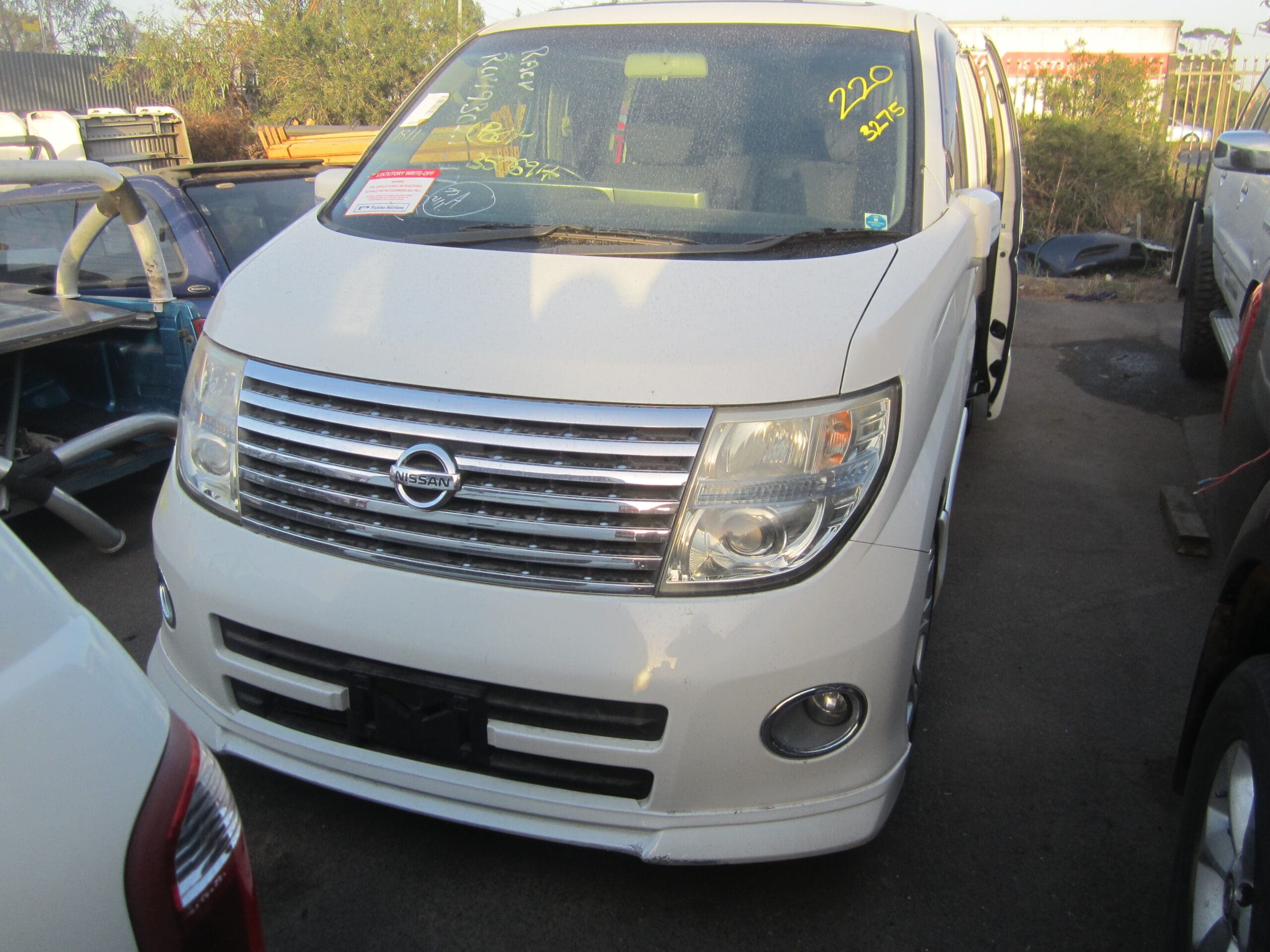 NISSAN ELGRAND E51 HIGHWAY STAR VQ35 V6 WHITE 2005 WRECKING