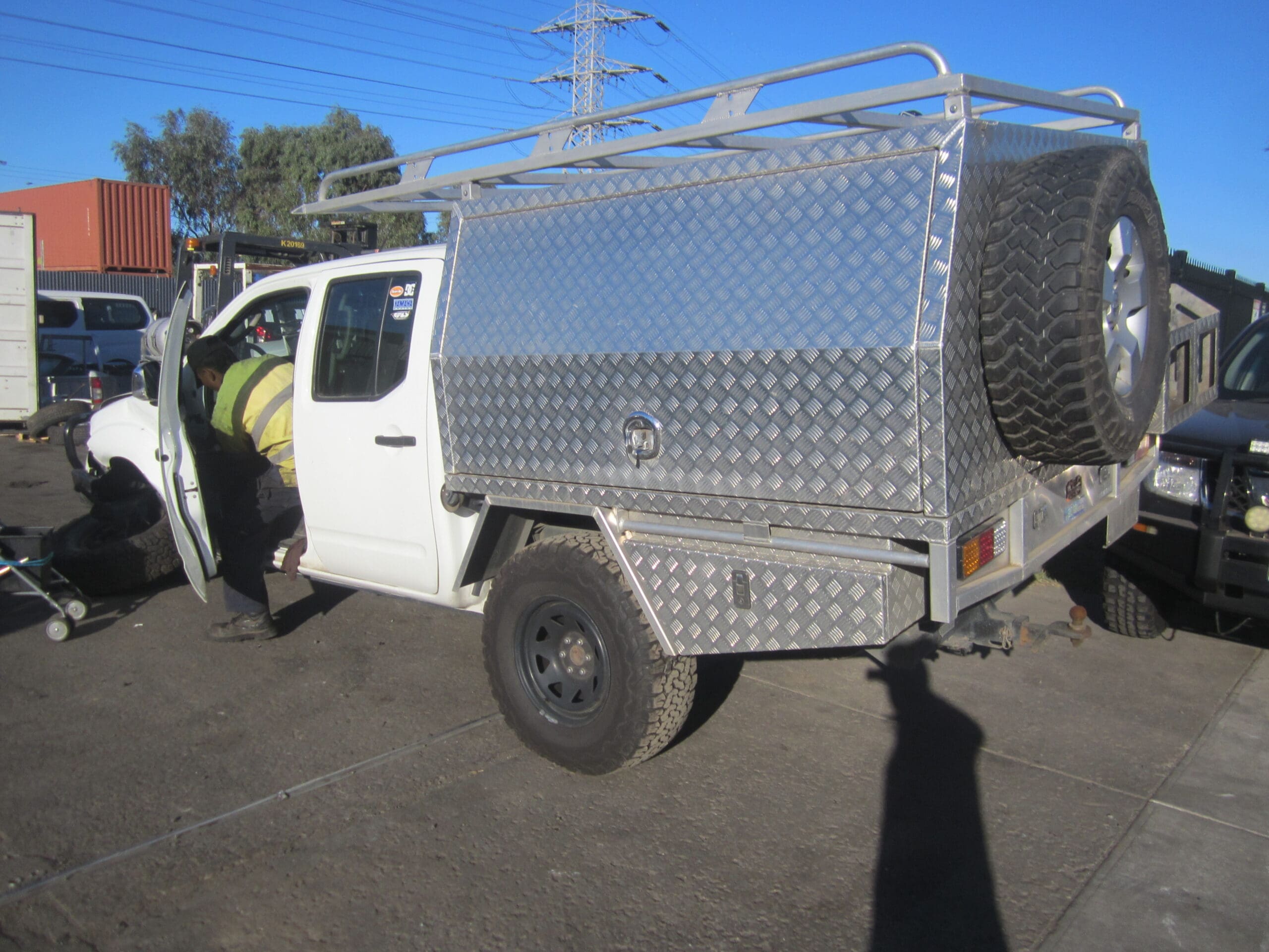 NISSAN NAVARA D40 VSK SPAIN YD25 DIESEL TOOLBOX TRAY 2009 WRECKING