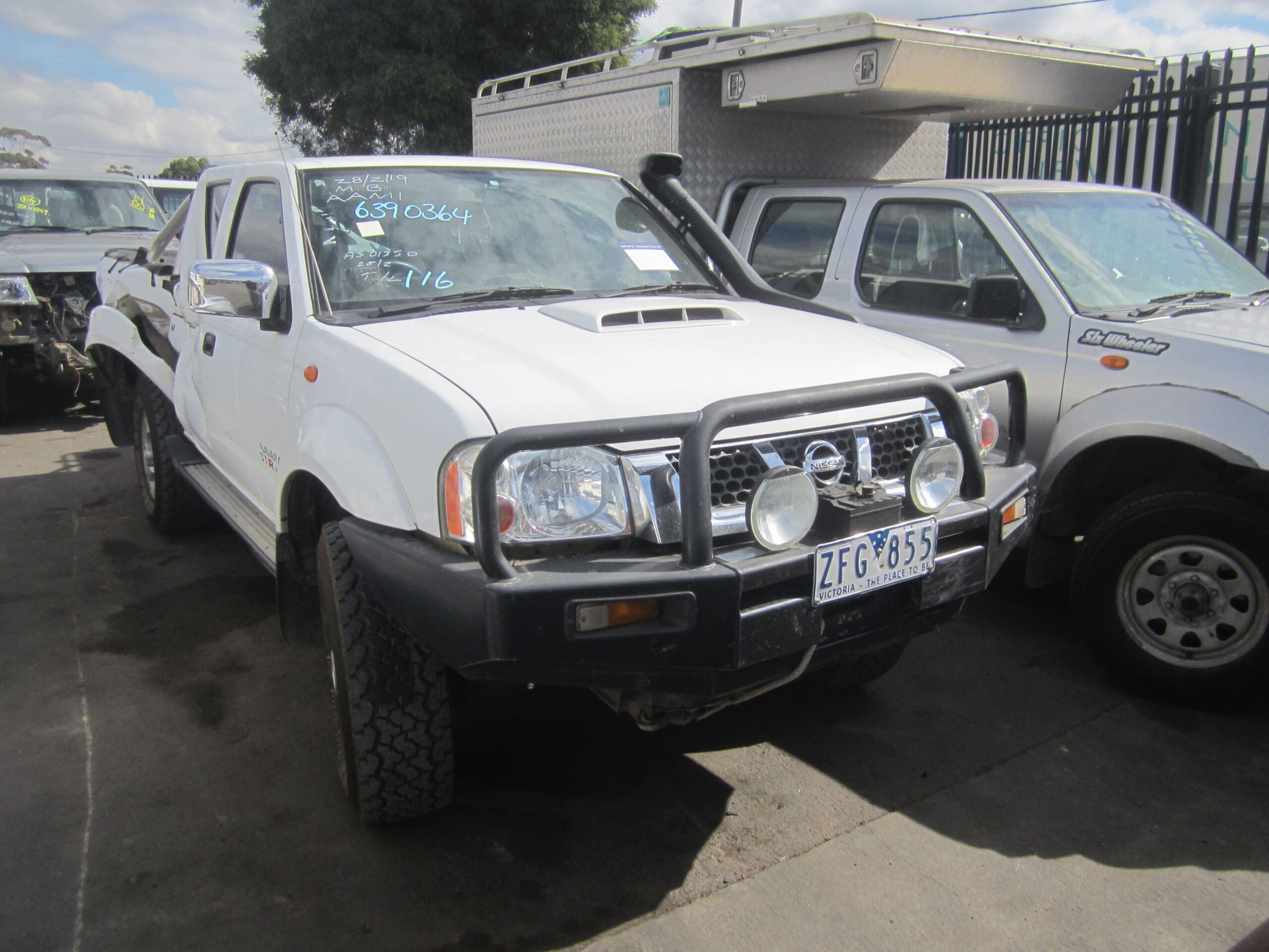 NISSAN NAVARA D22 YD25 DIESEL WHITE 2012 WRECKING