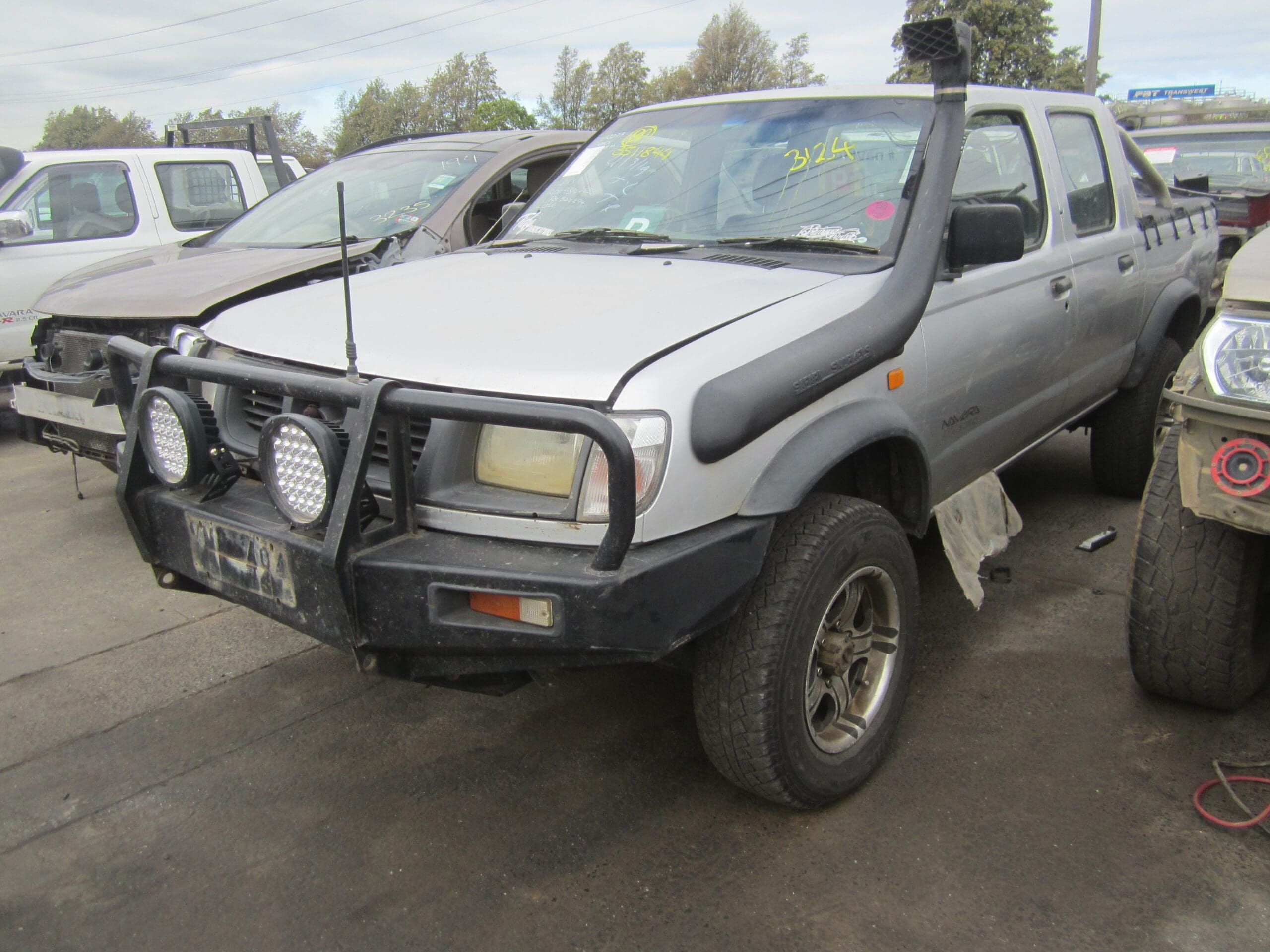 NISSAN NAVRA D22 DX DUALCAB QD32 DIESEL SILVER 1999 WRECKING