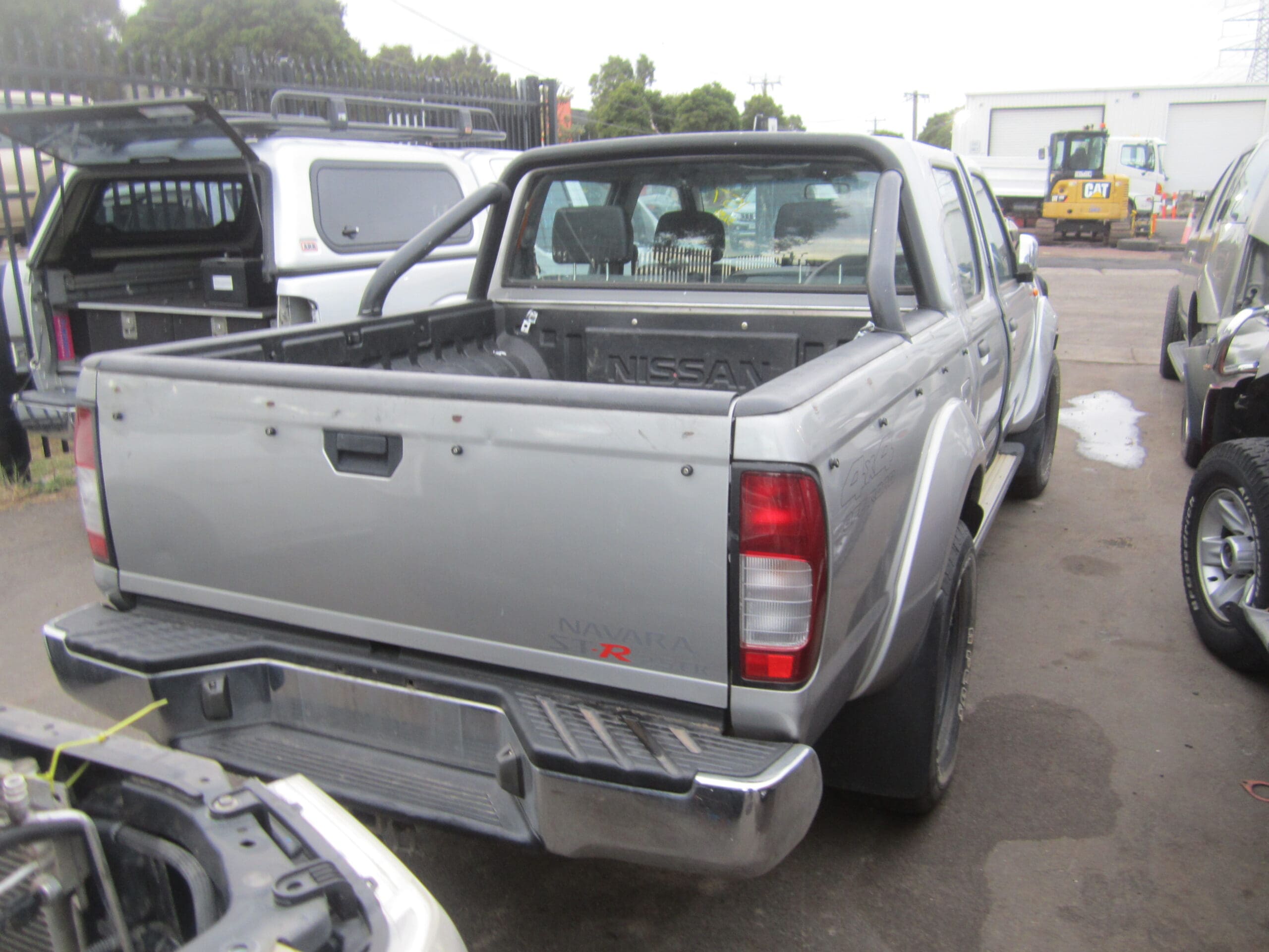 NISSAN NAVARA D22 ST-R 4X4 YD25 DIESEL SILVER 2012 WRECKING