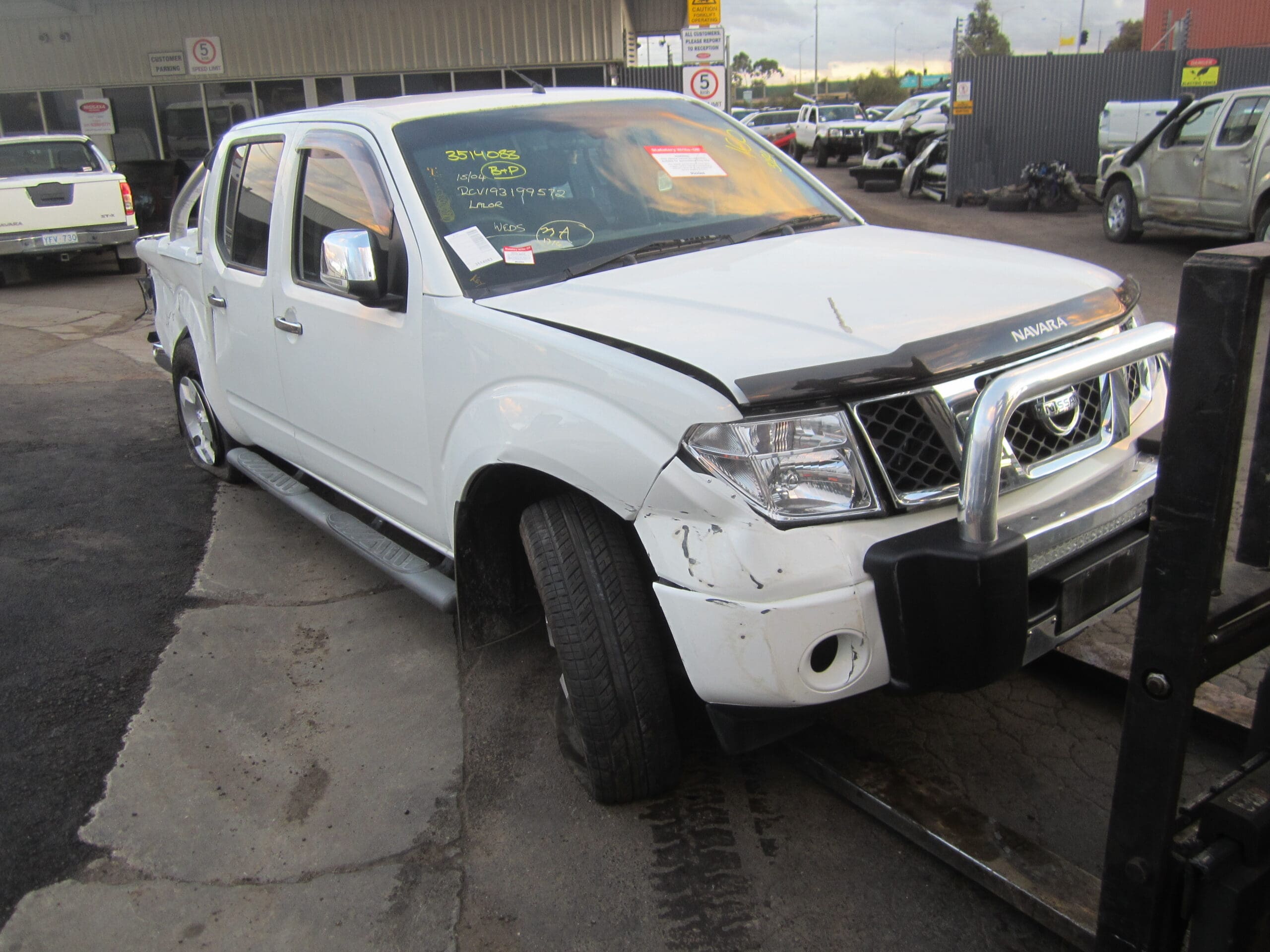 NISSAN NAVARA D40 VSK VQ40 V6 PETROL WHITE 2008 WRECKING
