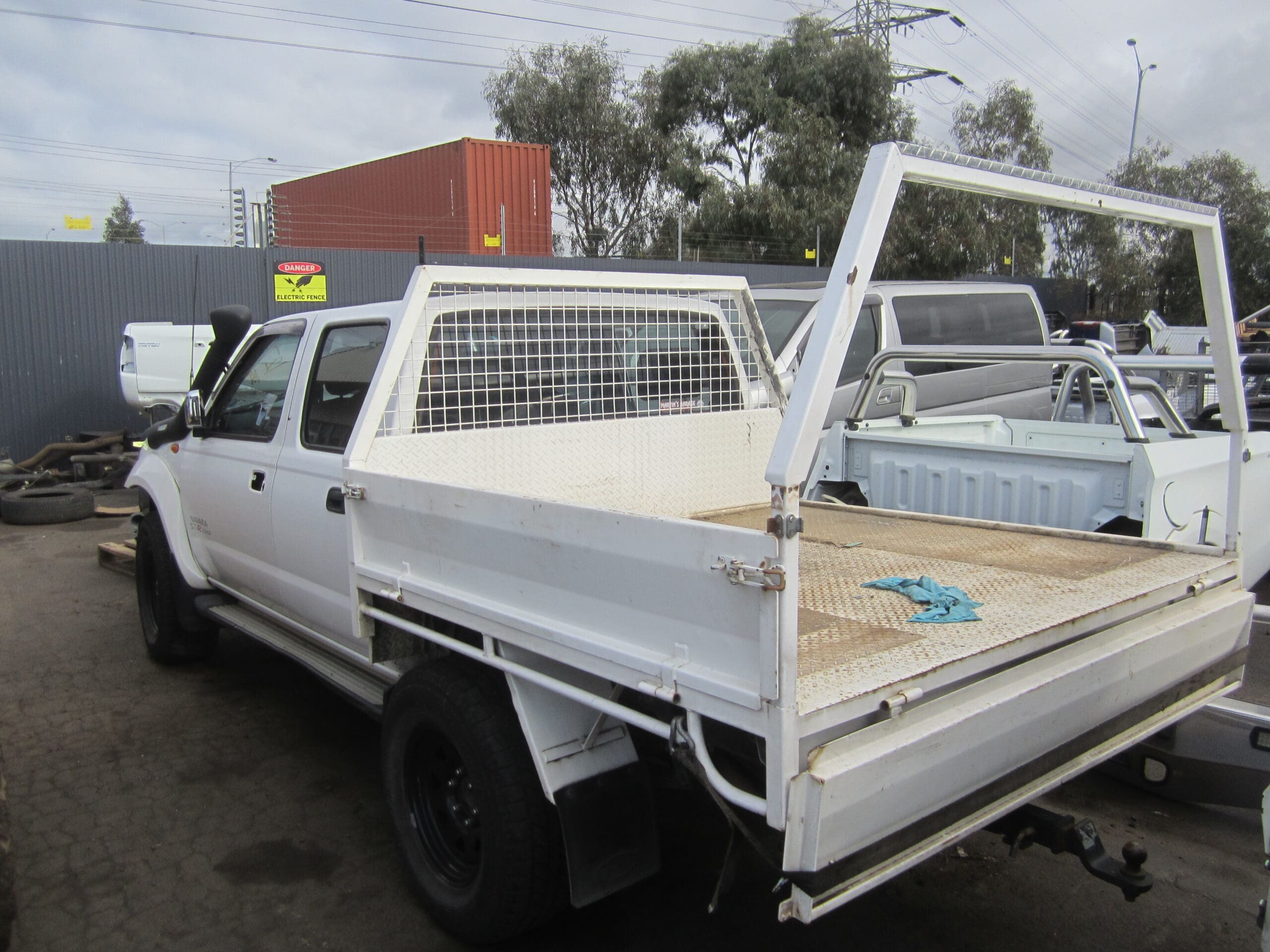 NISSAN NAVARA D22 ST-R YD25 DIESEL WHITE STEEL TRAY 2010 WRECKING