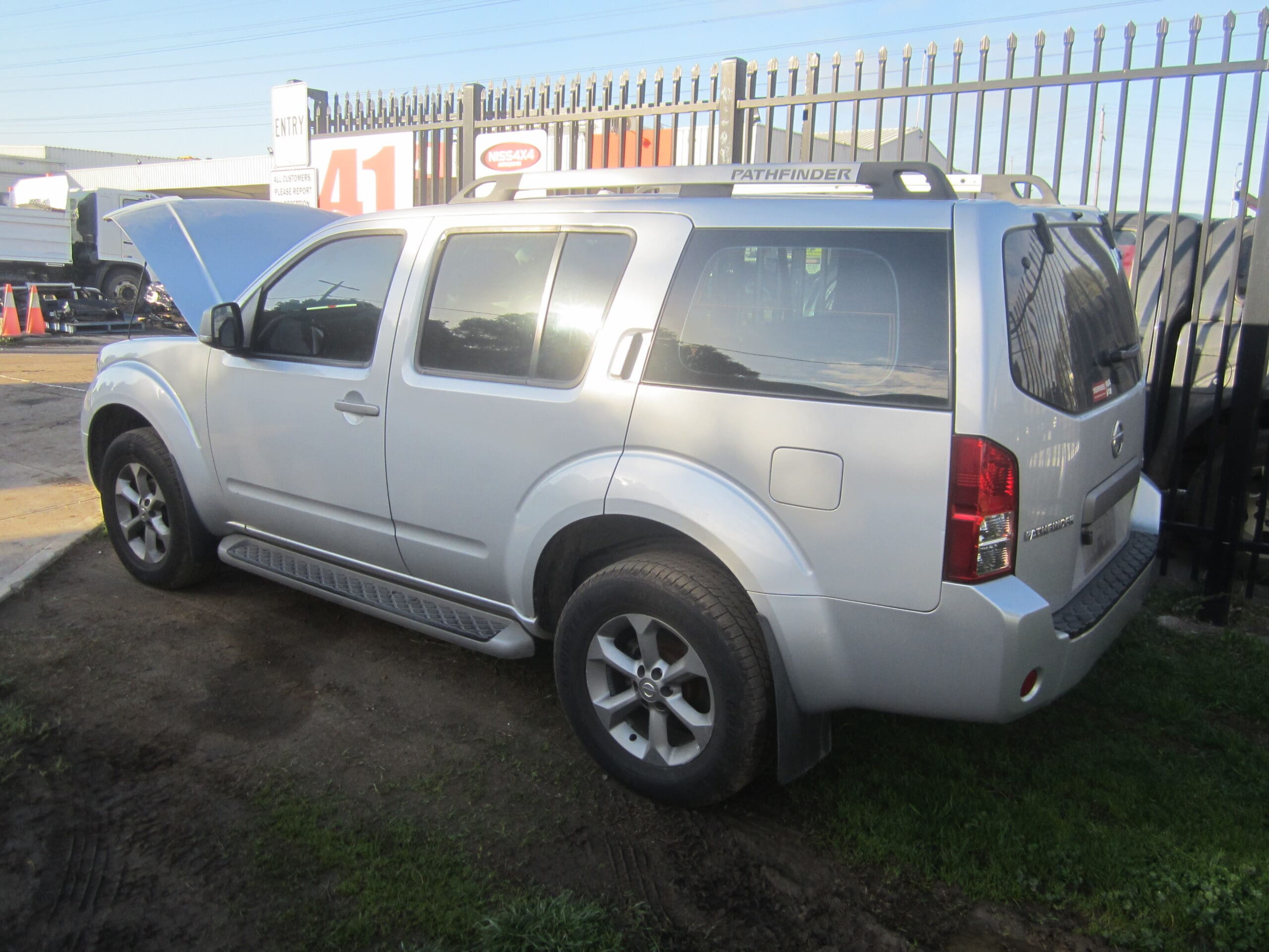 NISSAN PATHFINDER R51 TITANIUM YD25 DIESEL SILVER 2009 WRECKING