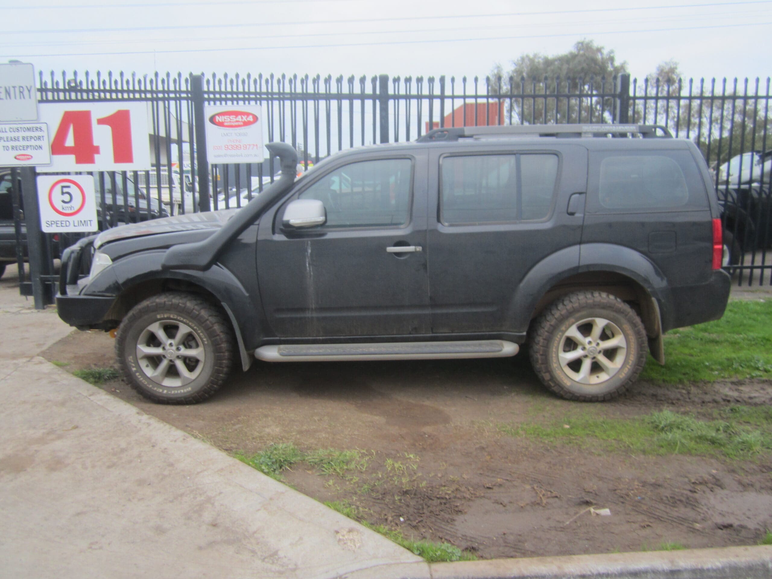 NISSAN PATHFINDER R51 YD25 DIESEL MANUAL BLACK 2010 WRECKING