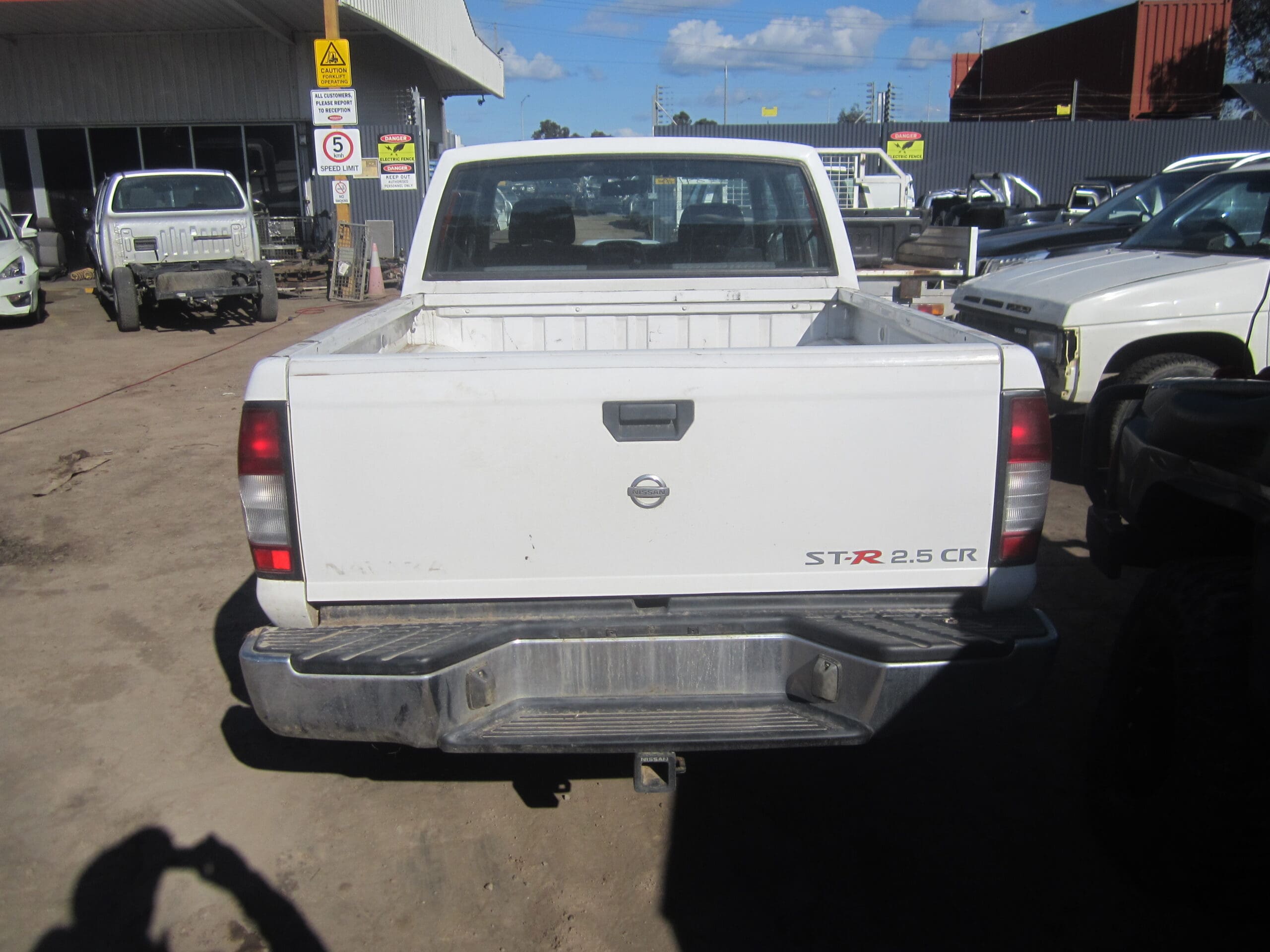 NISSAN NAVARA D22 ST-R 4X4 YD25 DIESEL 2009 WRECKING
