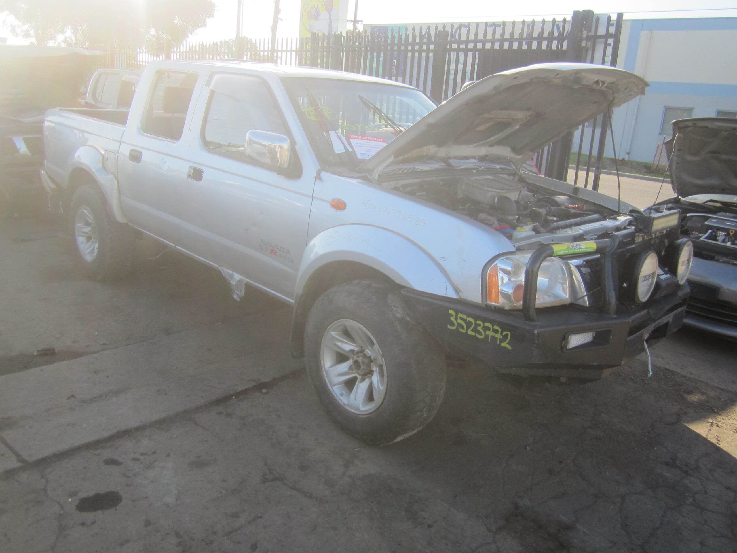 NISSAN NAVARA D22 ST-R YD25 DIESEL SILVER 2009 WRECKING