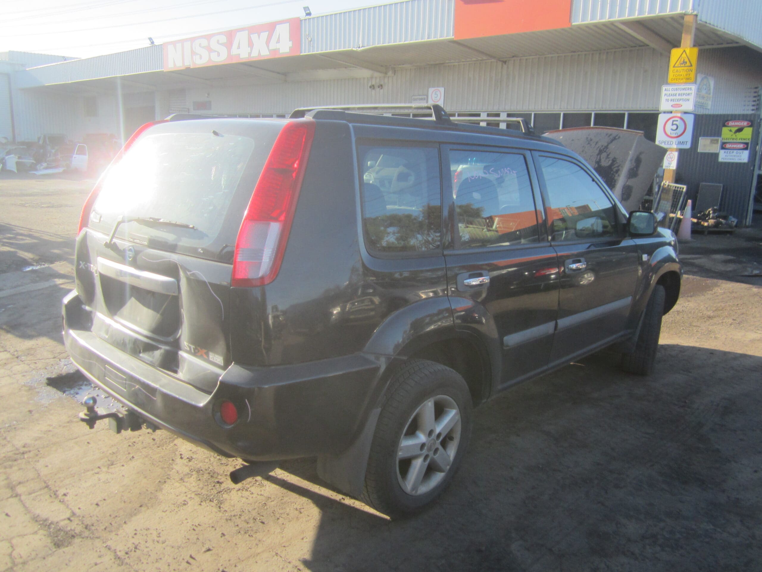 NISSAN X-TRAIL T30 ST-X 4X4 QR25 PETROL BLACK 2005 WRECKING