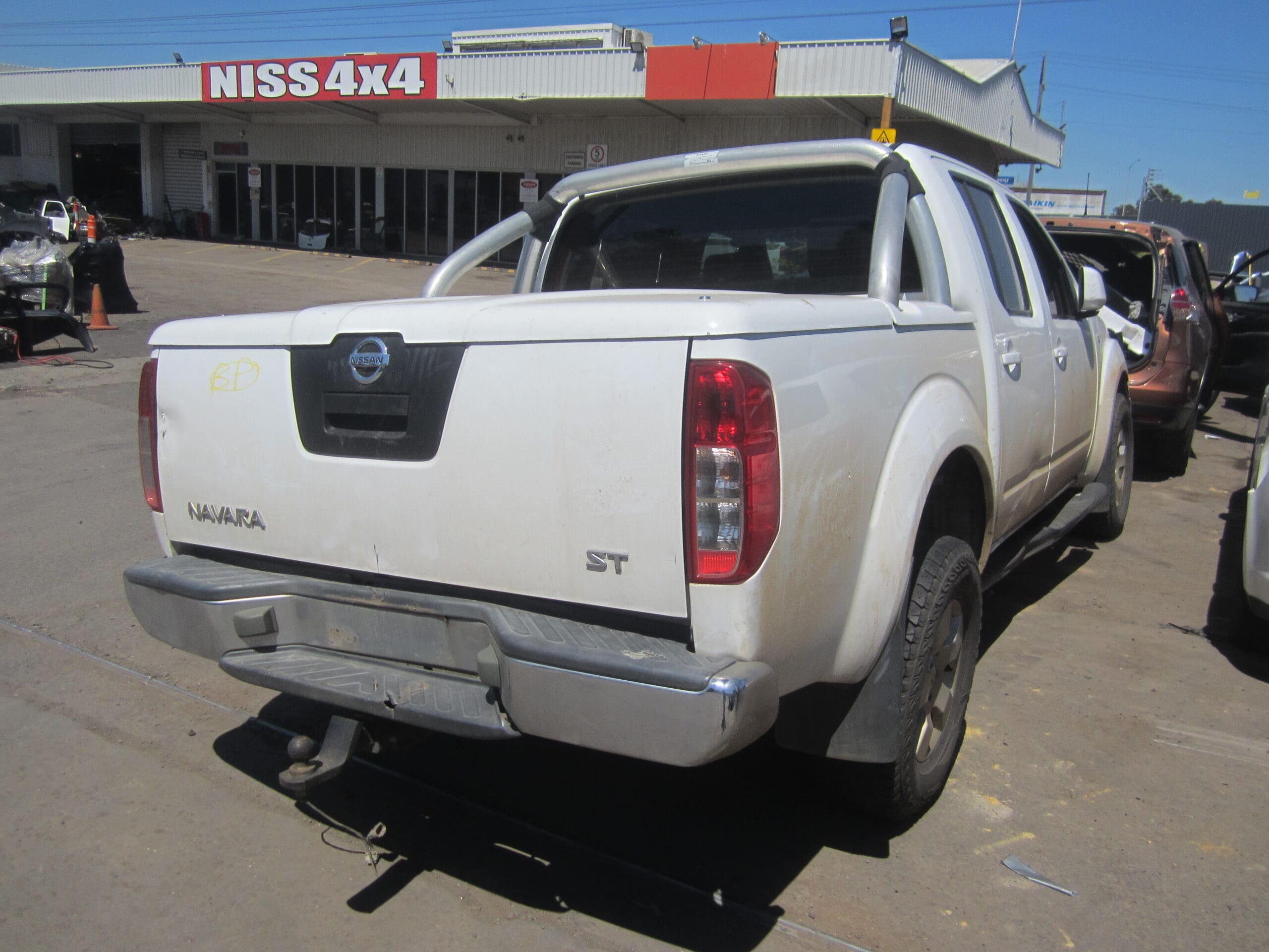 NISSAN NAVARA D40 MNT YD25 DIESEL WHITE 2012 WRECKING