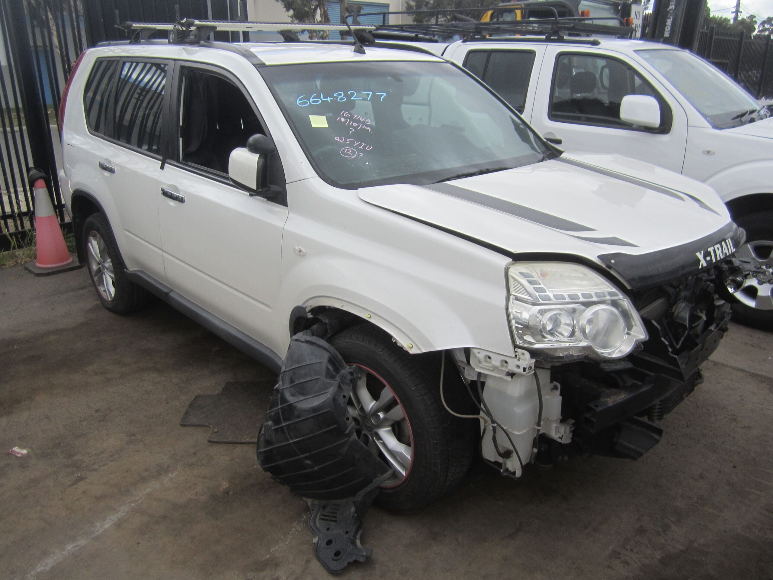NISSAN X-TRAIL T31 QR25 PETROL 4X4  WHITE 2011 WRECKING